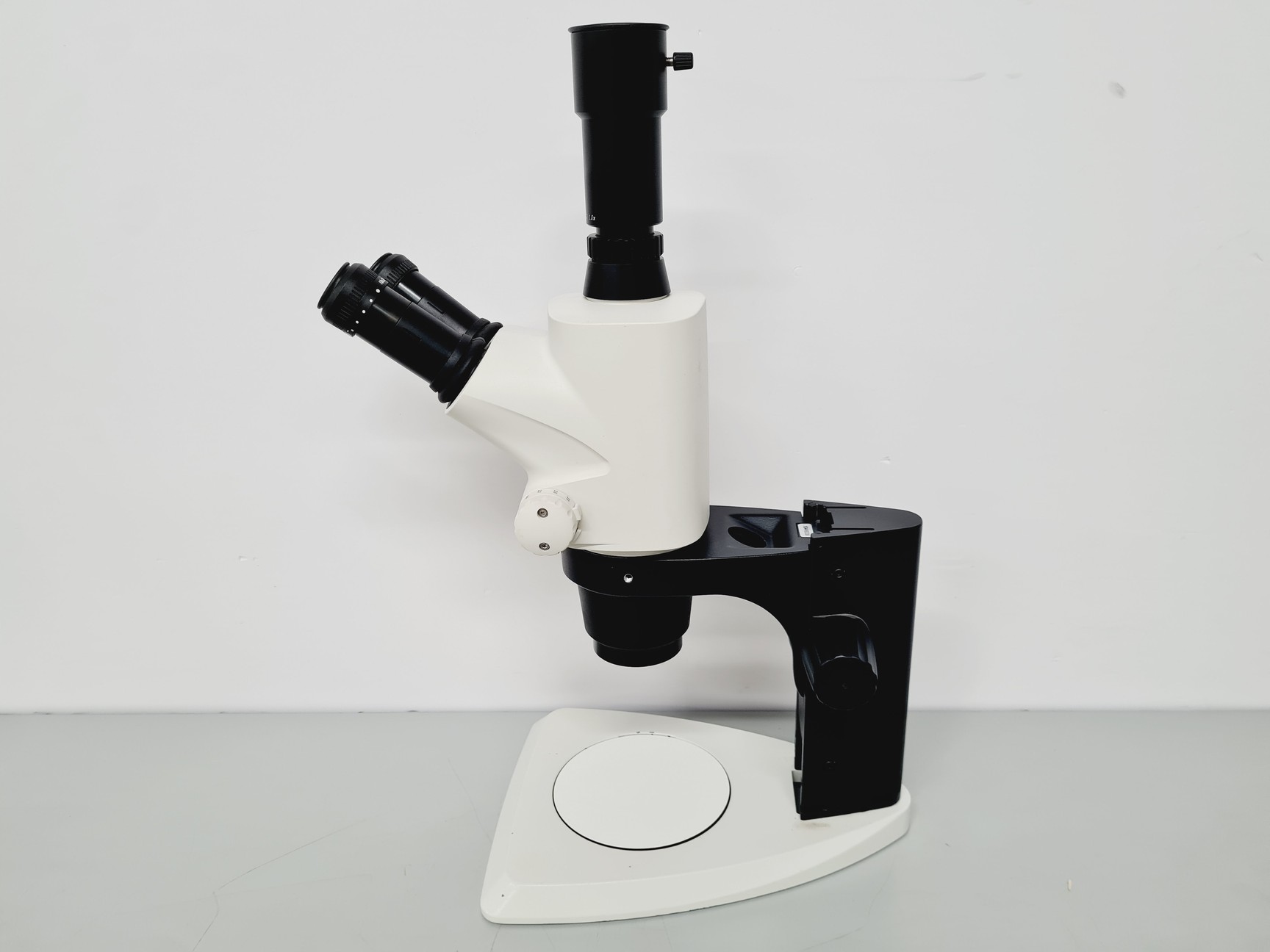 Image of Leica S6D Stereo Microscope 6.3x-40x Leica L2 Lightbox and Schott KL 150 Lab