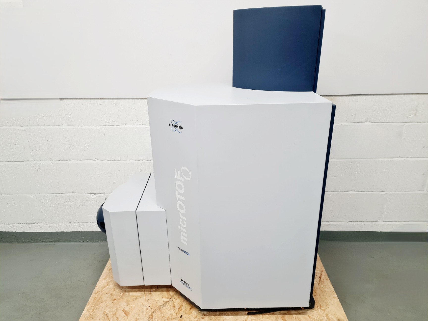 Image of Bruker MicrOTOF Q MicrOTOF-Q Time-of-Flight  Mass Spectrometer Lab