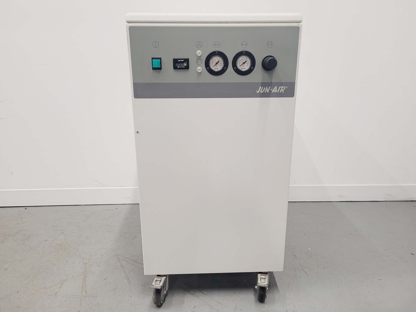 Image of Jun-Air No Oil Air Compressor 2000-25M Cabinet Unit Low Noise Lab