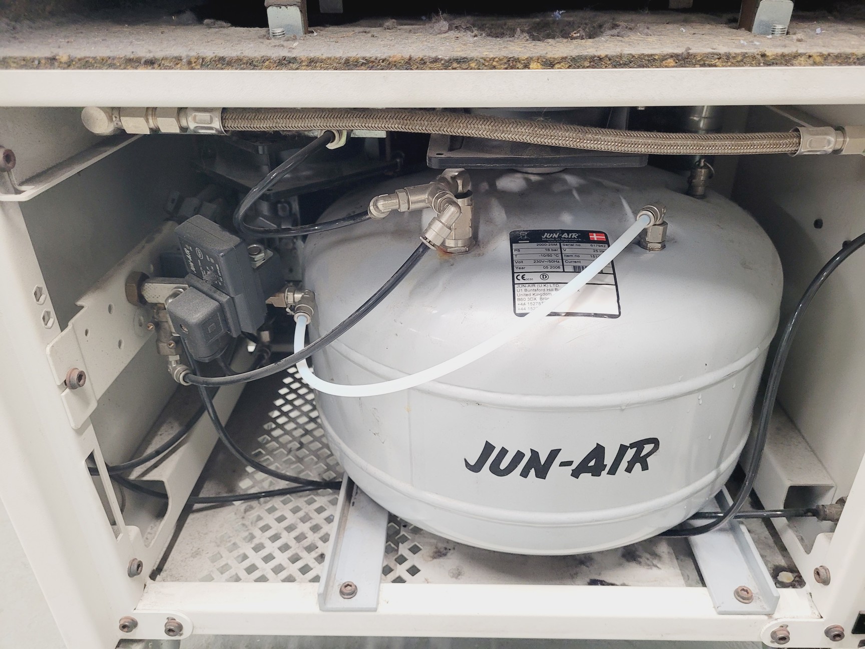 Image of Jun-Air No Oil Air Compressor 2000-25M Cabinet Unit Low Noise Lab