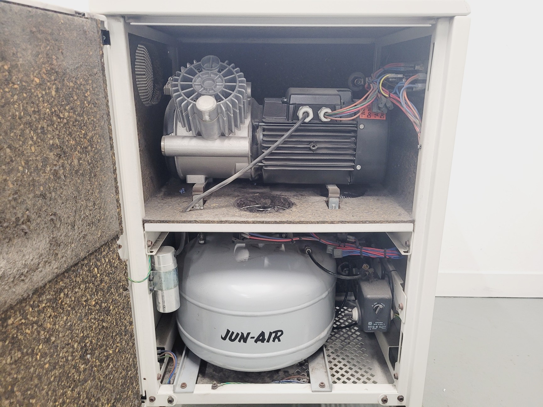 Image of Jun-Air No Oil Air Compressor 2000-25M Cabinet Unit Low Noise Lab