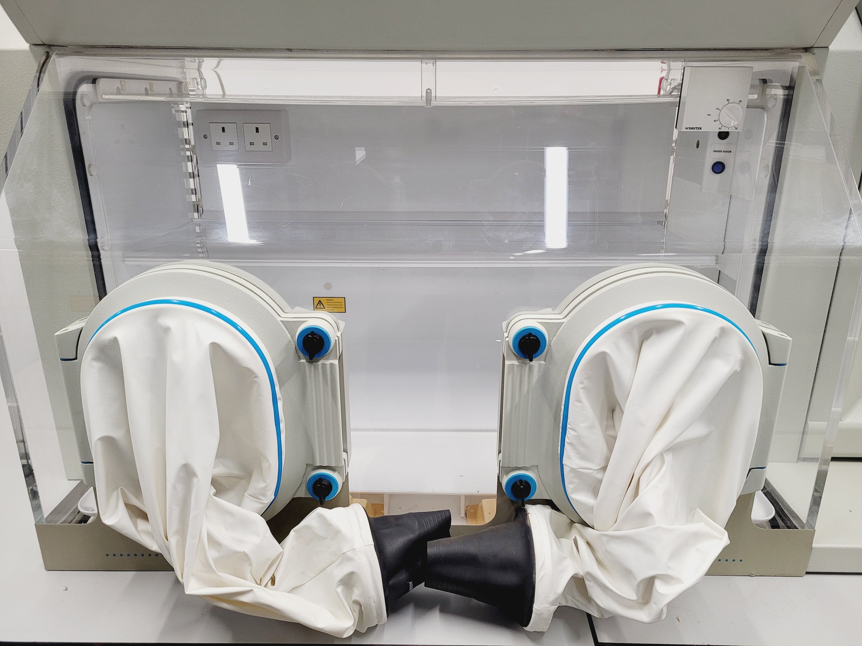 Image of Whitley VA500 Hypoxia Glove Box Workstation / Airlock With Footpedal Lab