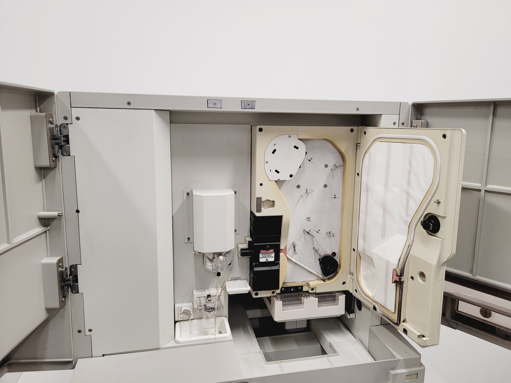 Image of AB Applied Biosystems Hitachi 3130xl Genetic Analyser Lab