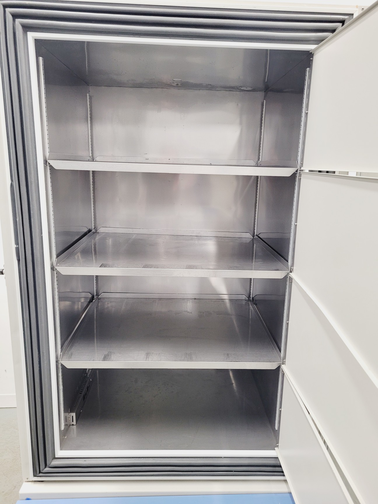 Image of Thermo Scientific Forma 900 Series Model NO. 906 ULT Laboratory Freezer