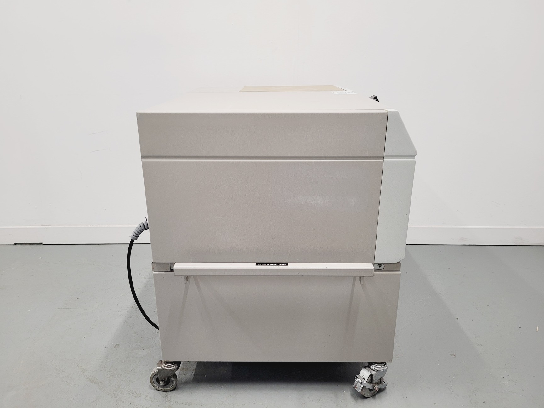 Image of Sanyo Mistral 3000E Centrifuge with Windshield Swing Rotor and Buckets on Stand