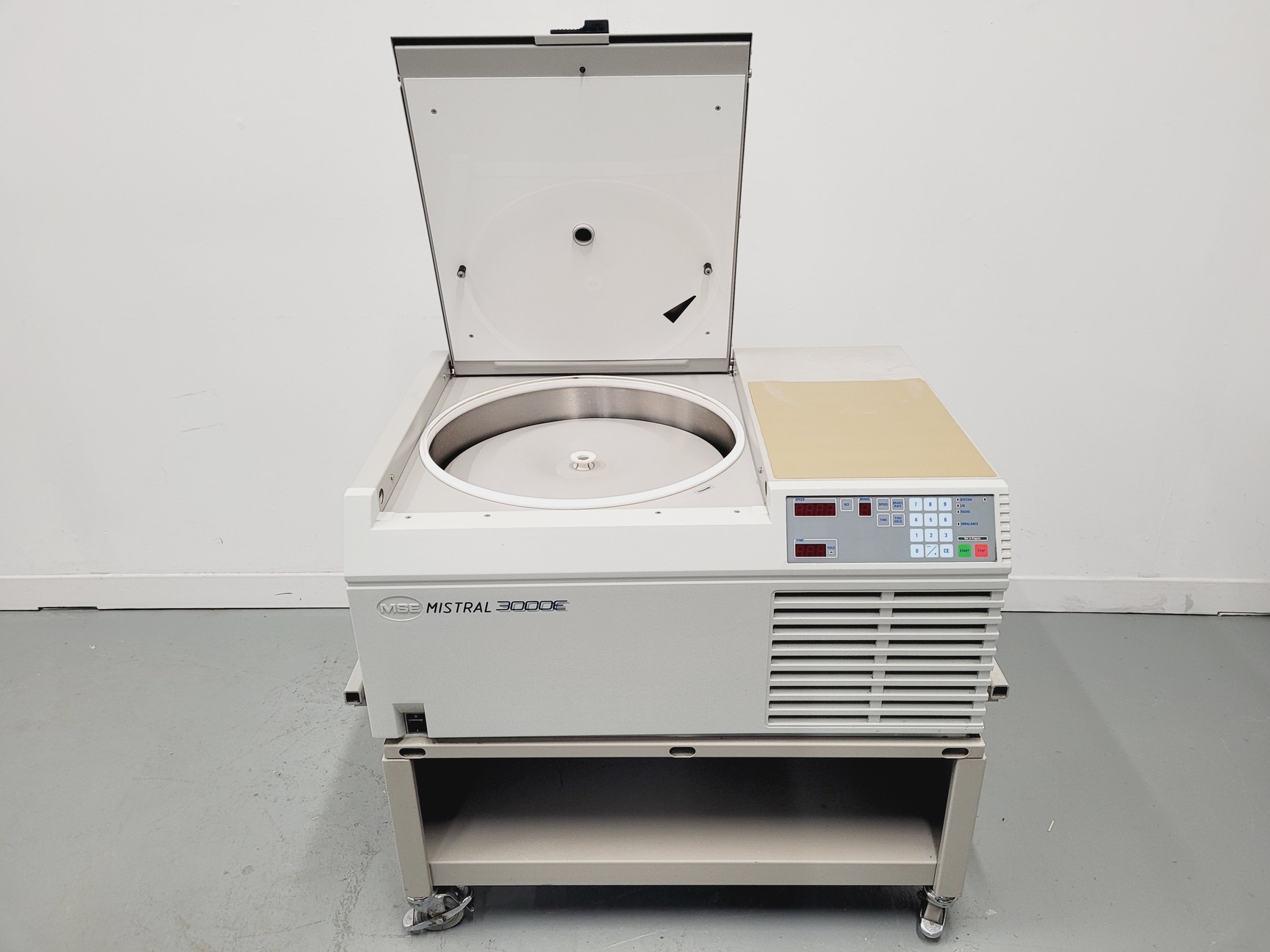 Image of Sanyo Mistral 3000E Centrifuge with Windshield Swing Rotor and Buckets on Stand