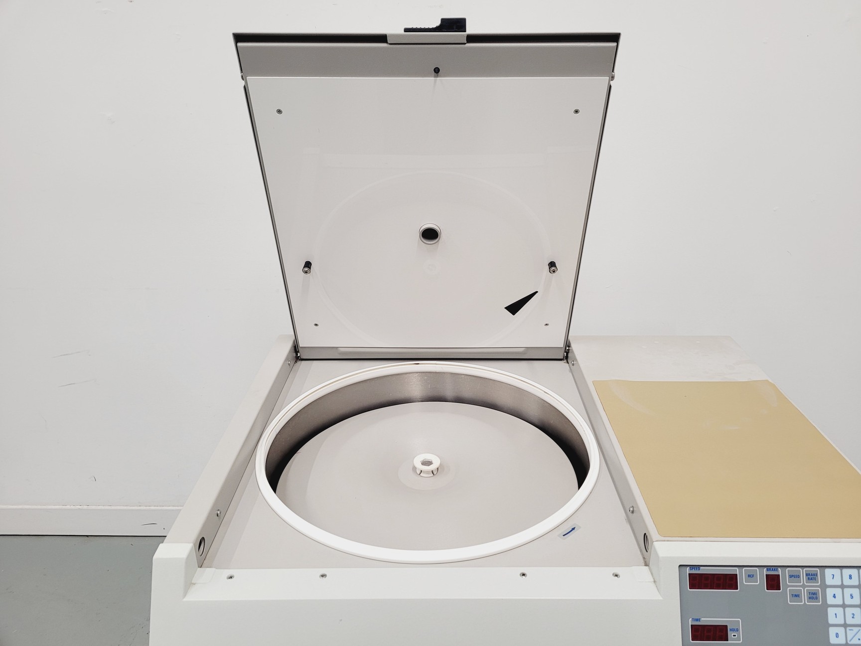 Image of Sanyo Mistral 3000E Centrifuge with Windshield Swing Rotor and Buckets on Stand