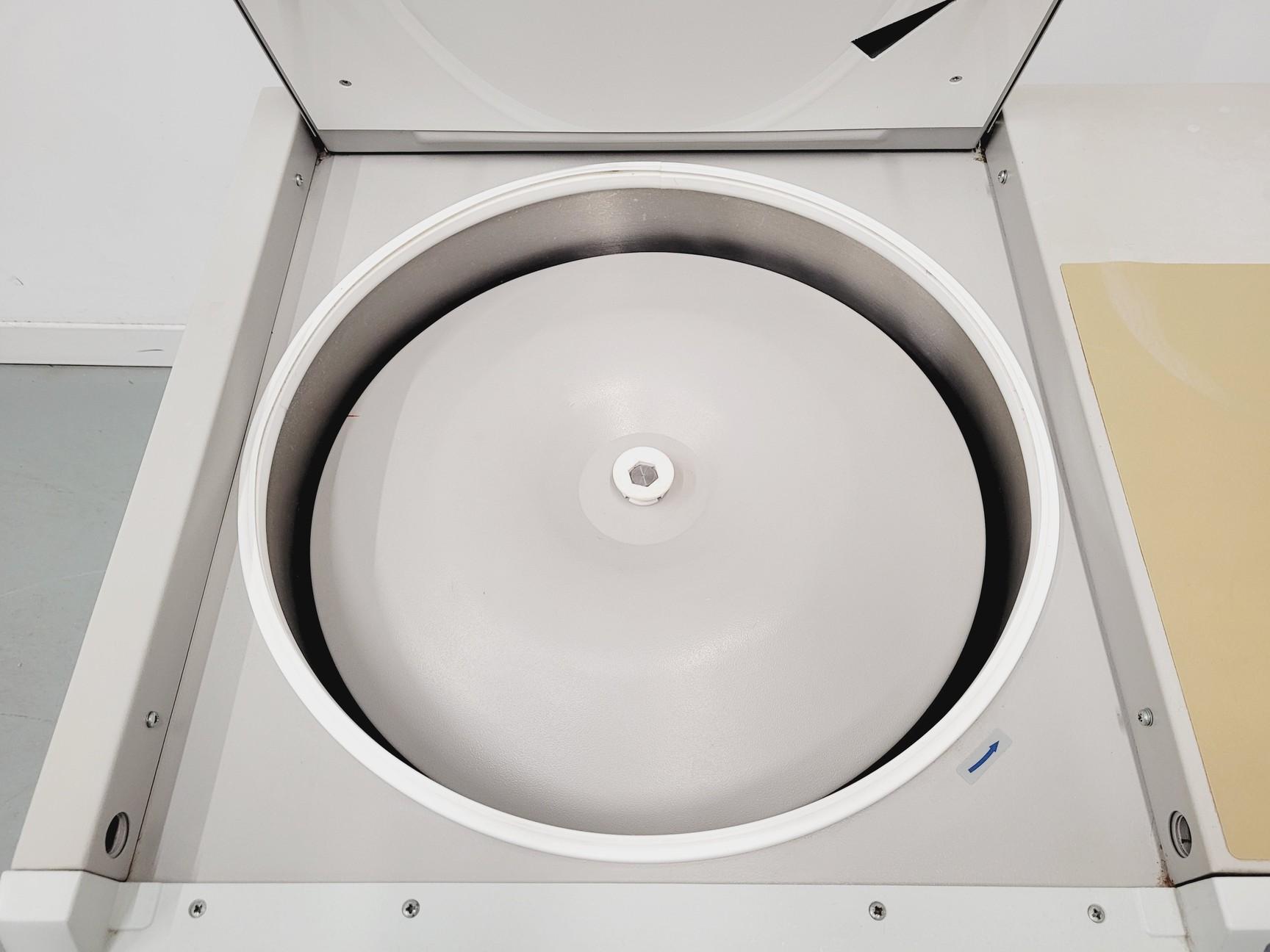 Image of Sanyo Mistral 3000E Centrifuge with Windshield Swing Rotor and Buckets on Stand