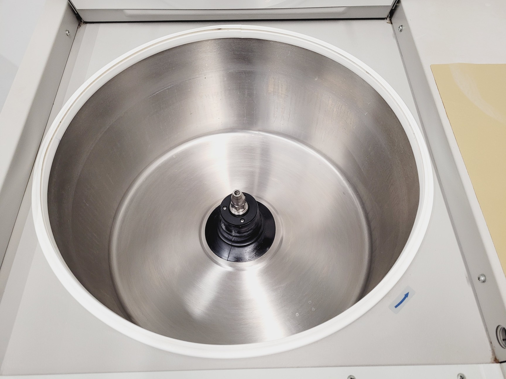 Image of Sanyo Mistral 3000E Centrifuge with Windshield Swing Rotor and Buckets on Stand