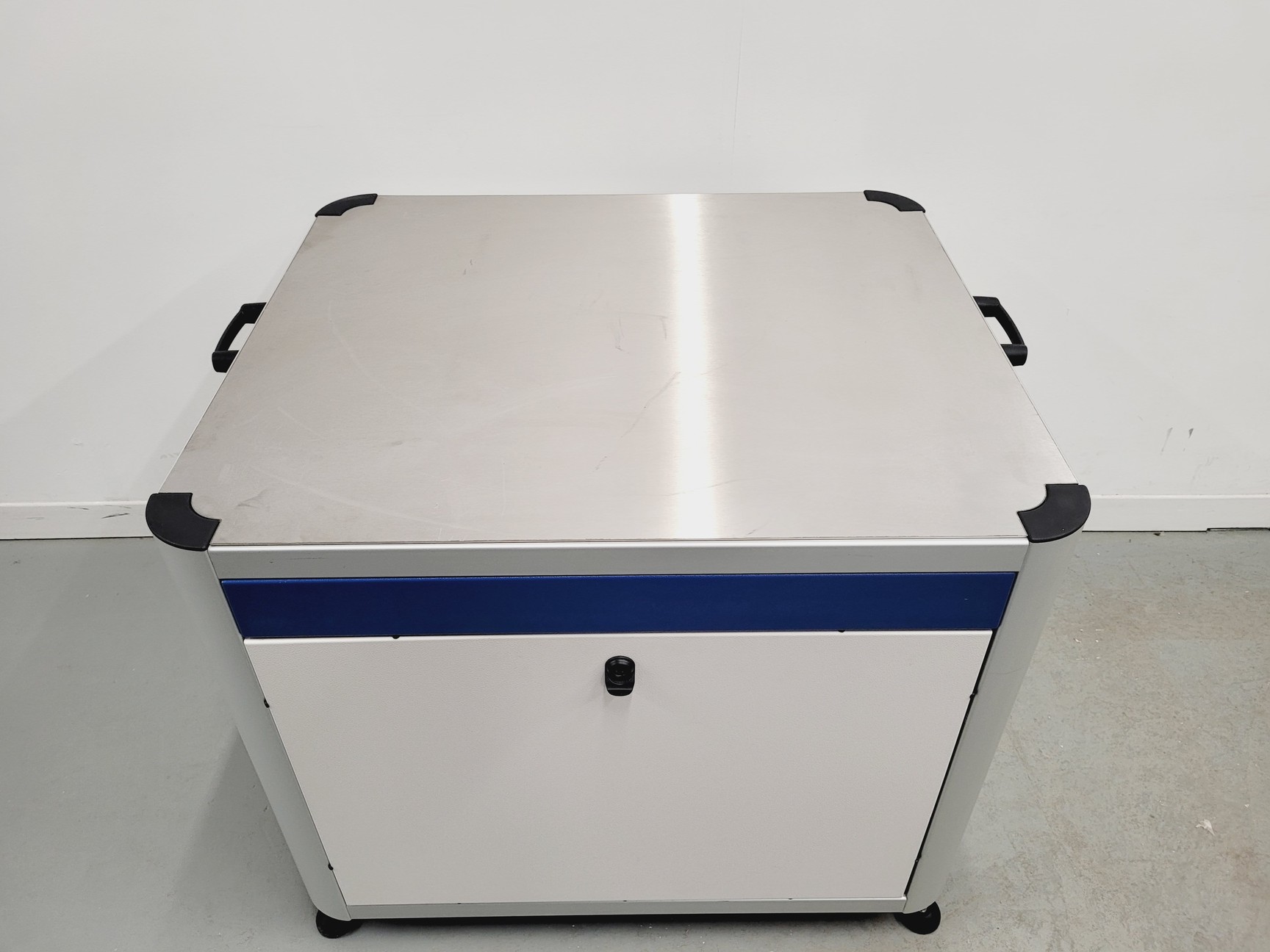 Image of Peak Scientific Laboratory Table 3-1B Air and Sound Conditioned Pump Compartment