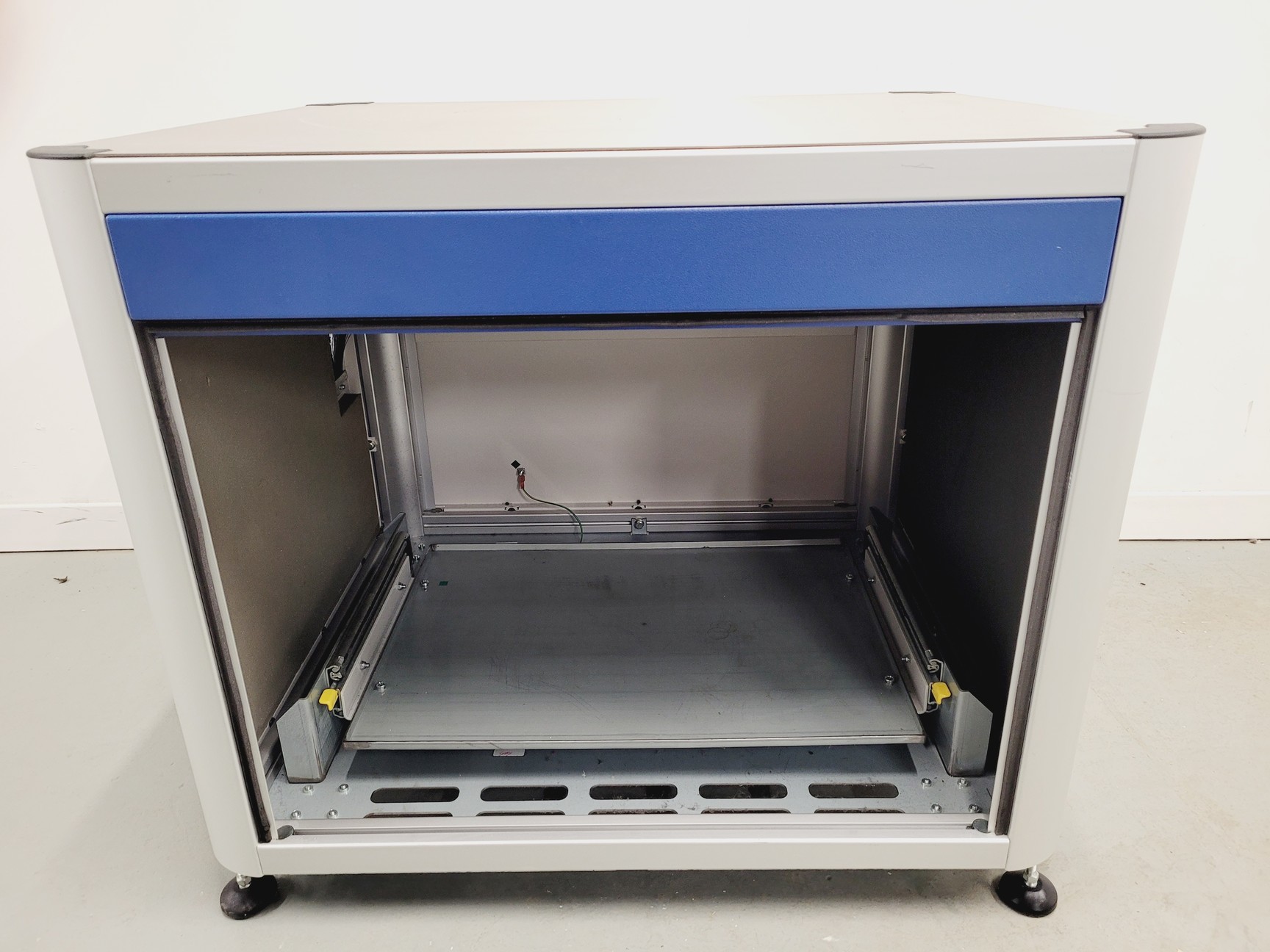 Image of Peak Scientific Laboratory Table 3-1B Air and Sound Conditioned Pump Compartment