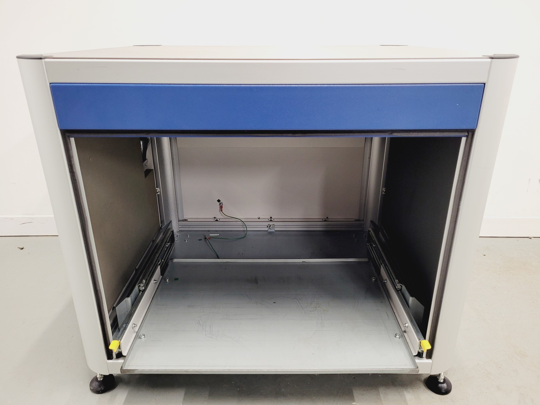 Image of Peak Scientific Laboratory Table 3-1B Air and Sound Conditioned Pump Compartment