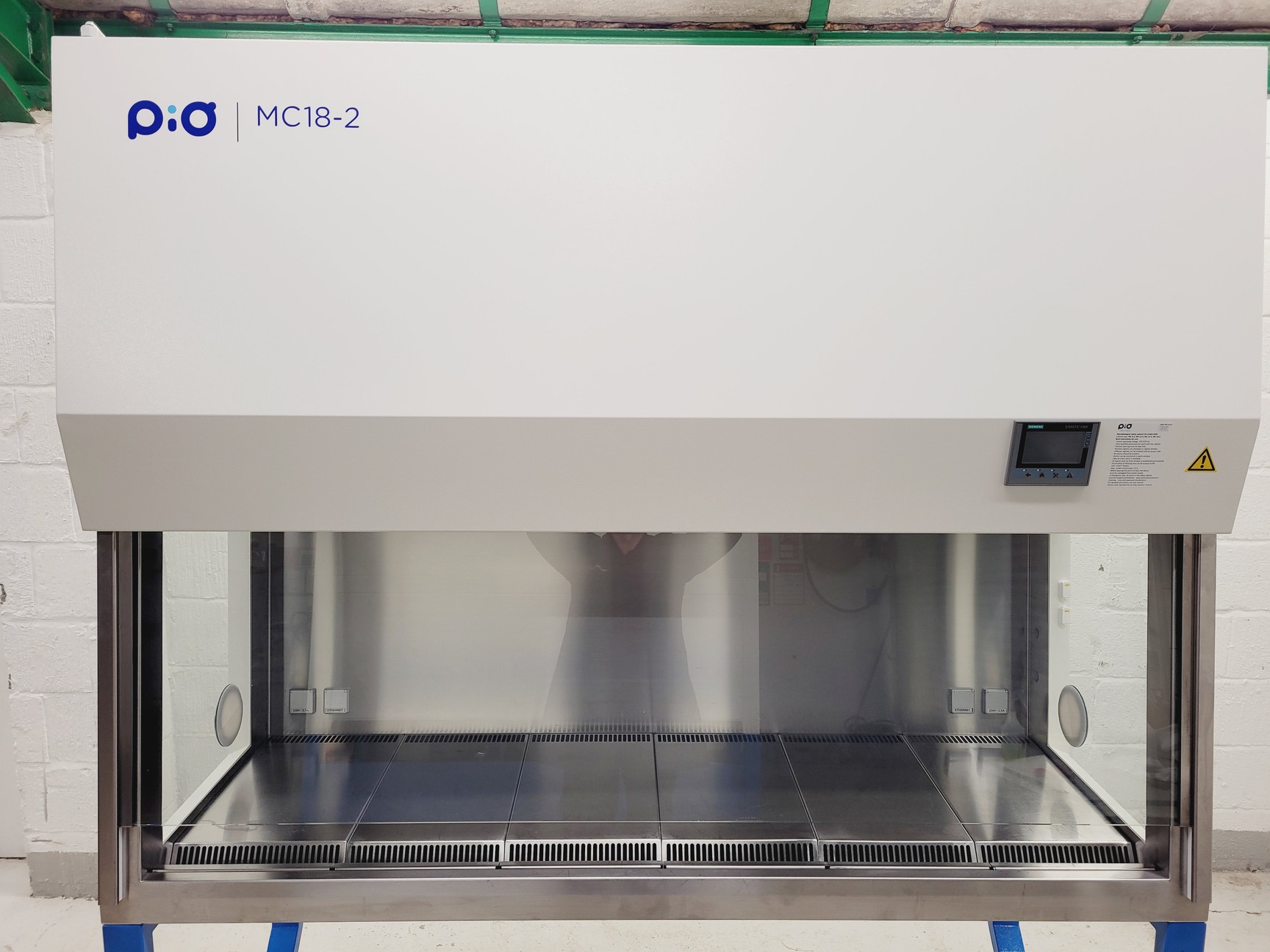 Image of Iskra PIO 2020 Class ll Microbiological Safety Cabinet Type MC18-2 Stand Lab