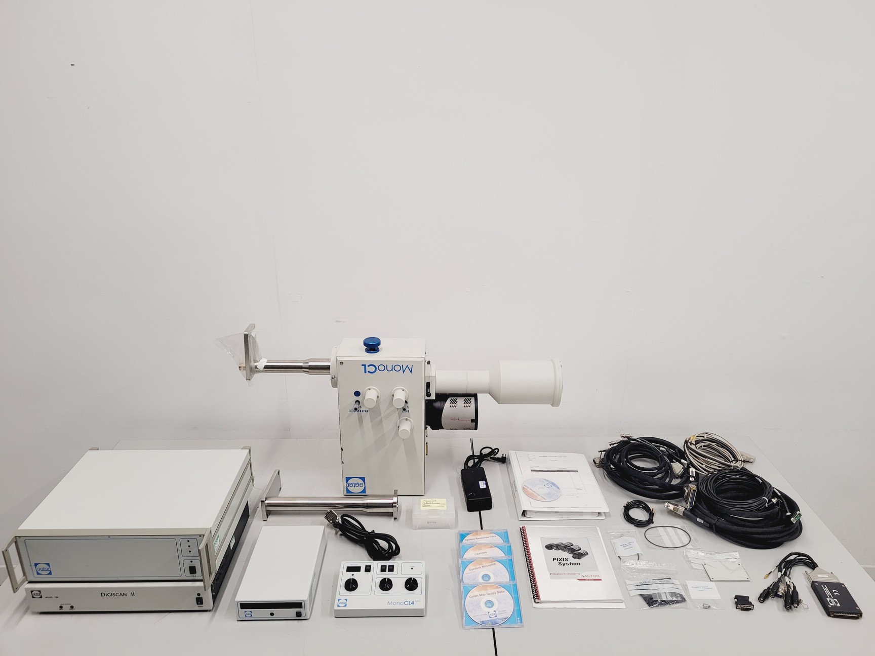 Image of Gatan Mono CL SEM Detector Units With Princeton Pixis 100 Detector Camera Lab