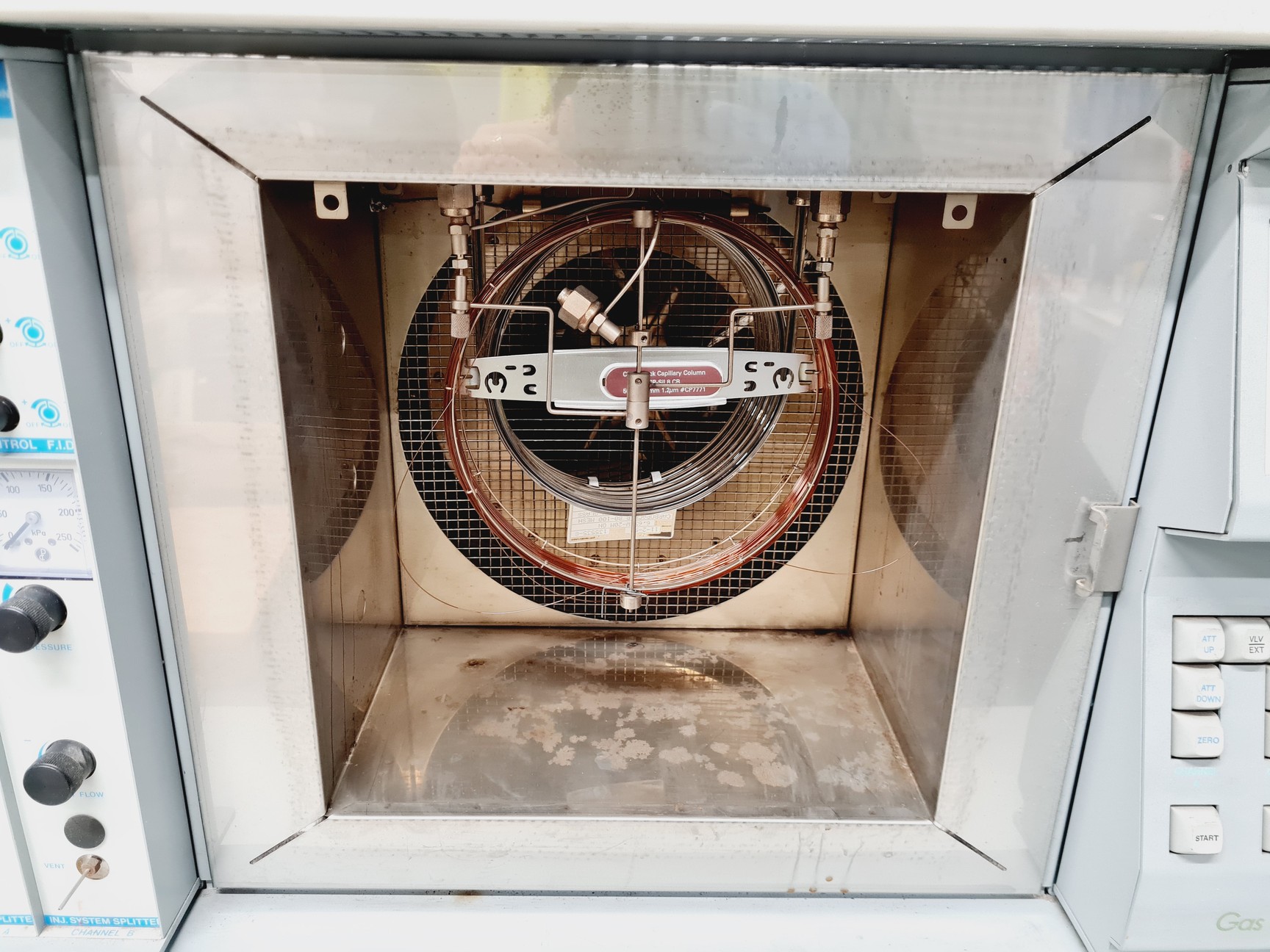 Image of Chrompack CP 9000 Gas Chromatograph System w/ ComMod Lab