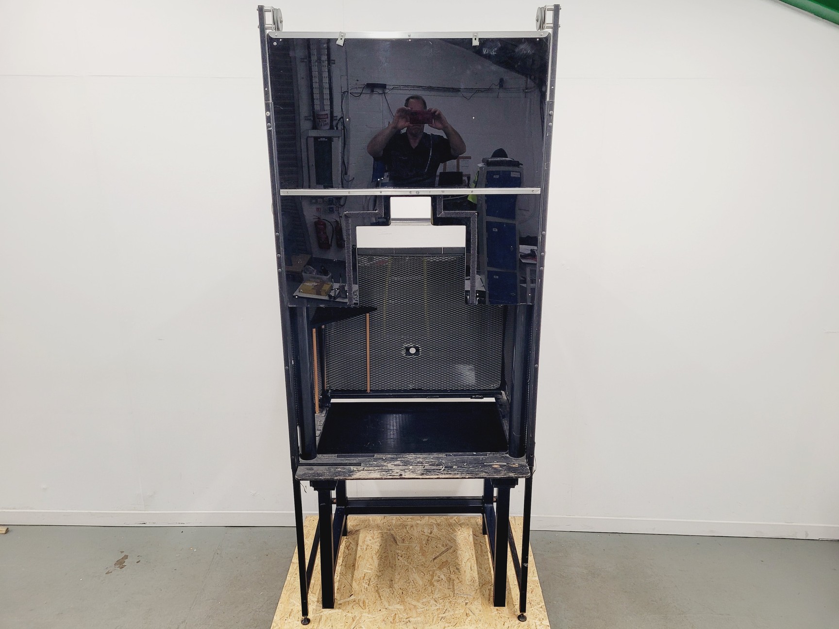 Image of Faraday Cage and Active Isolation Table 97 x 73 x 244cm Lab