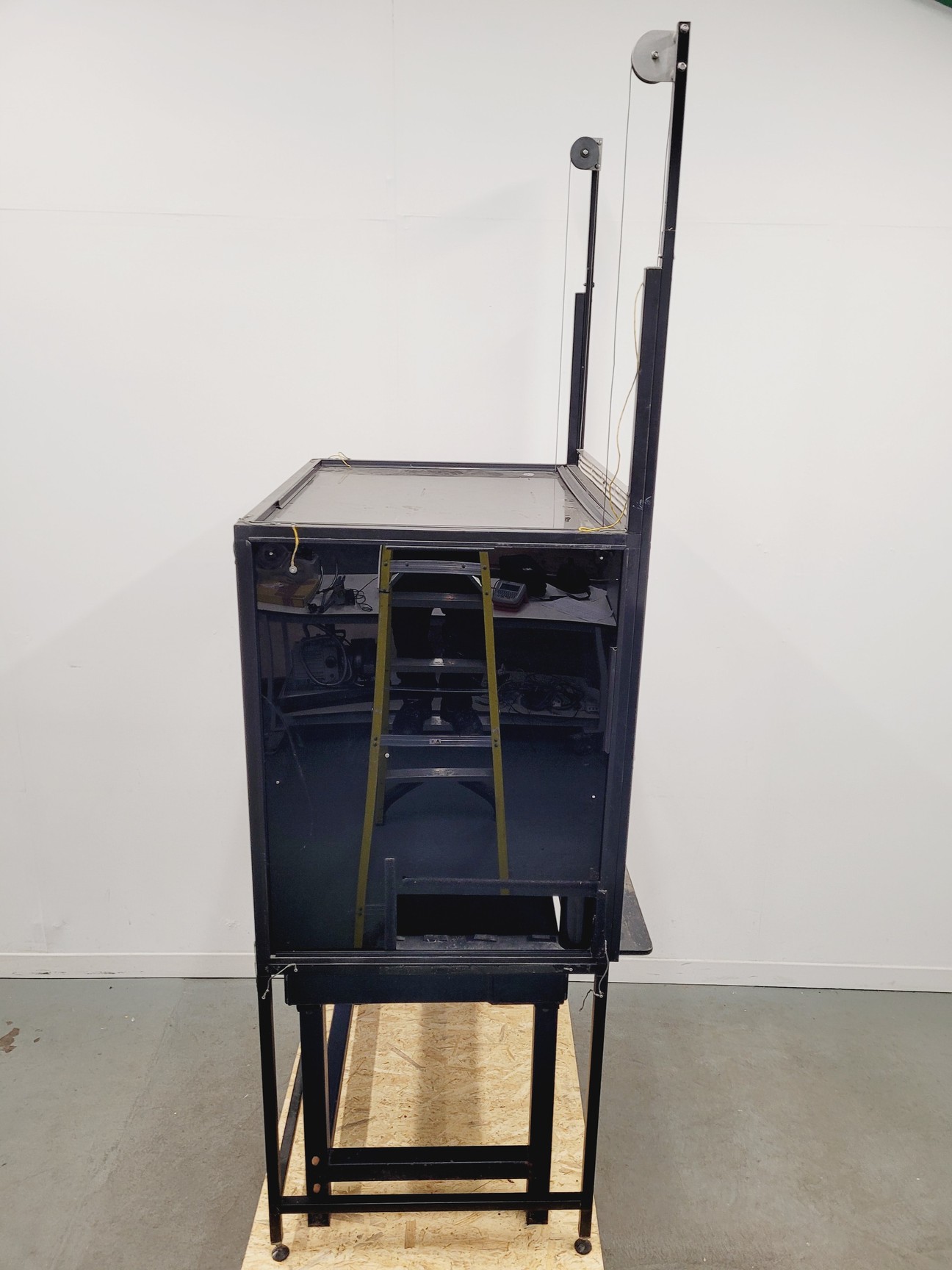 Image of Faraday Cage and Active Isolation Table 97 x 73 x 244cm Lab
