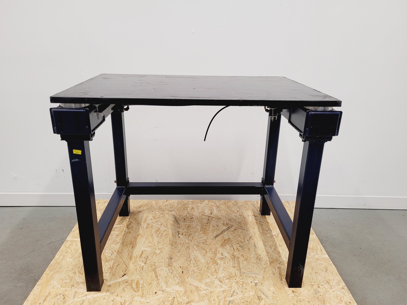 Image of Faraday Cage and Active Isolation Table 97 x 73 x 244cm Lab
