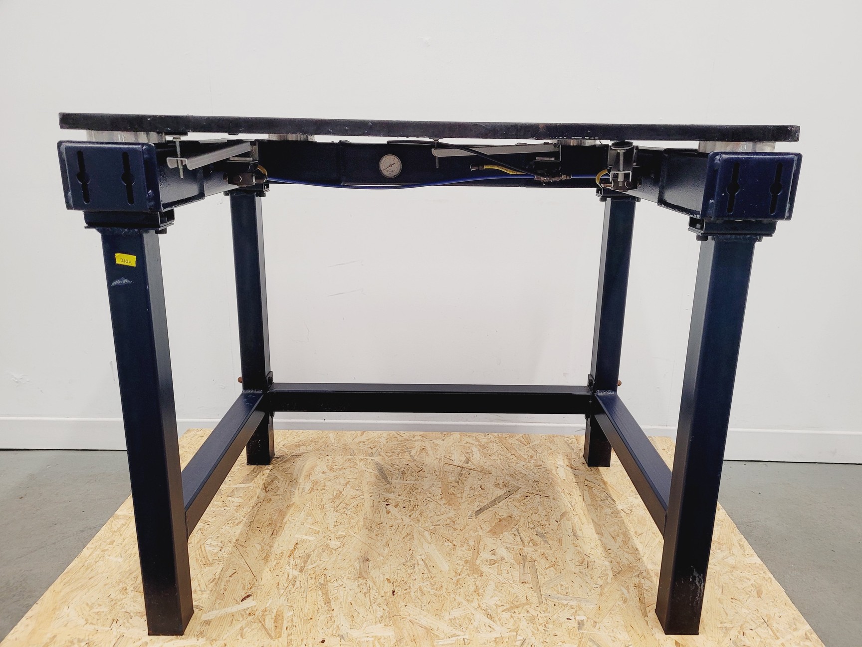 Image of Faraday Cage and Active Isolation Table 97 x 73 x 244cm Lab