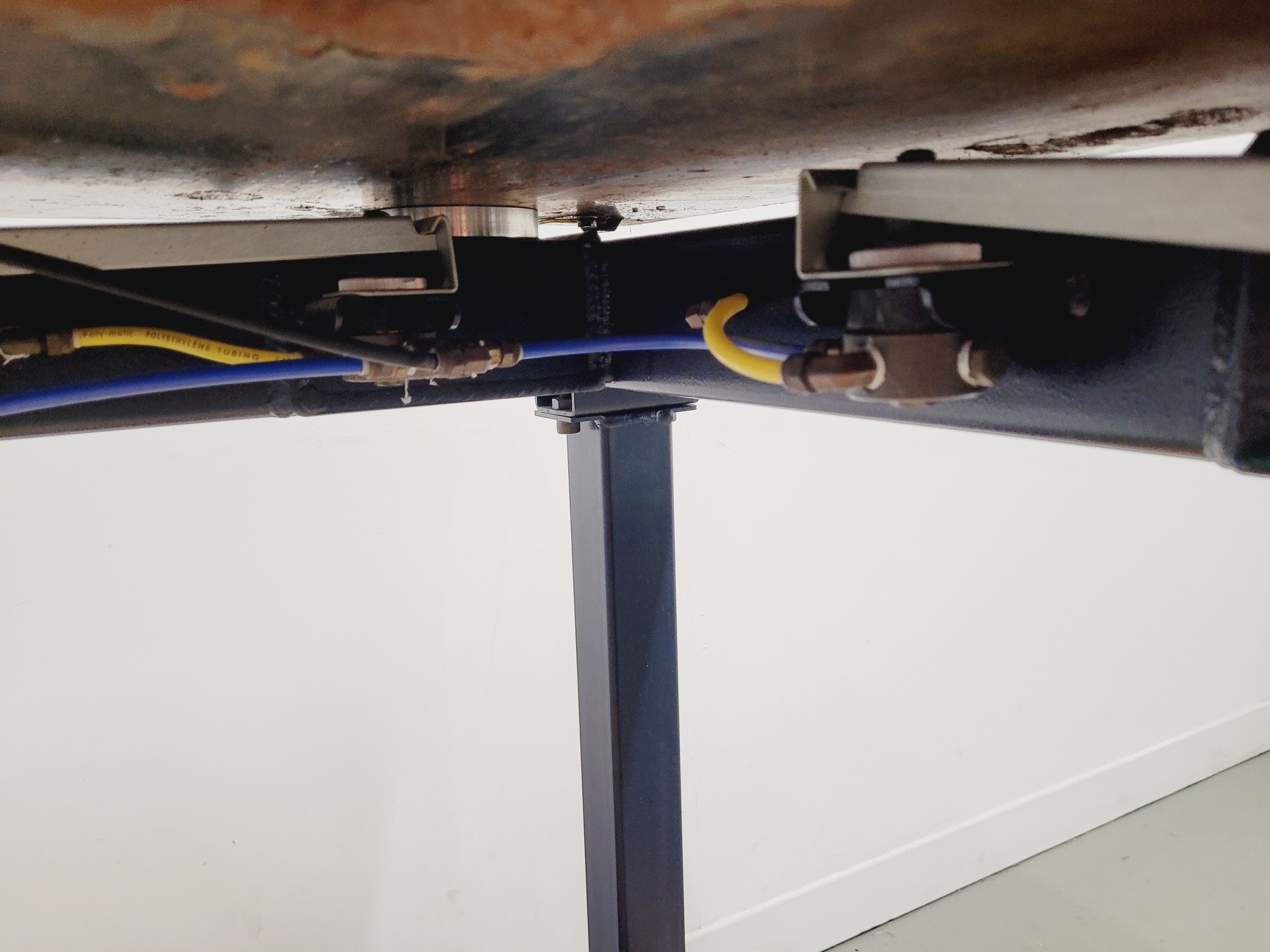 Image of Faraday Cage and Active Isolation Table 97 x 73 x 244cm Lab