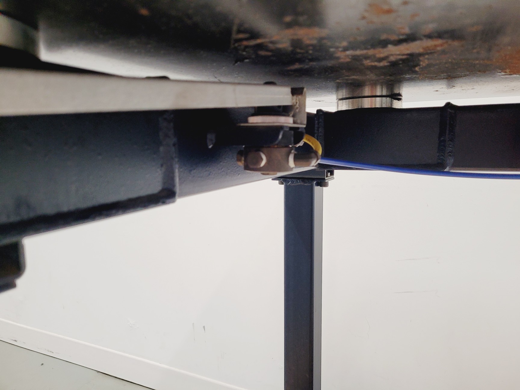 Image of Faraday Cage and Active Isolation Table 97 x 73 x 244cm Lab