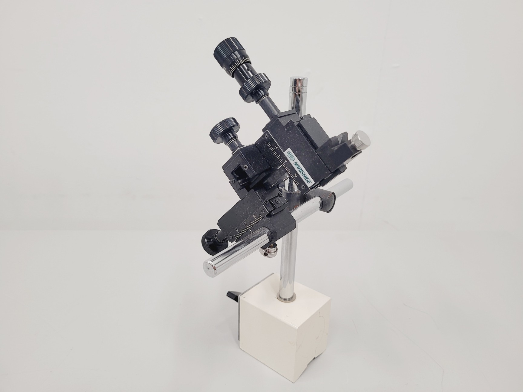 Image of Lot of 3 Narishige 3-axis Micromanipulators on Magnetic Stands M153, M152