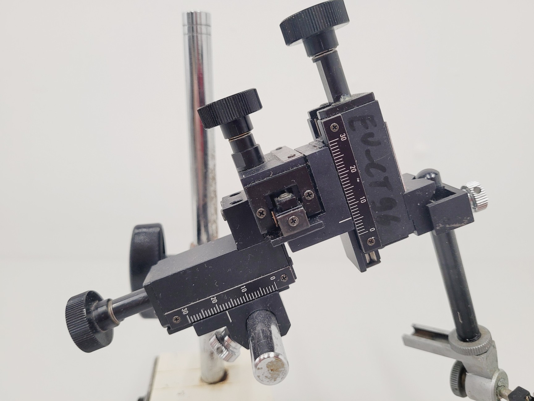 Image of Lot of 3 Narishige 3-axis Micromanipulators on Magnetic Stands M153, M152