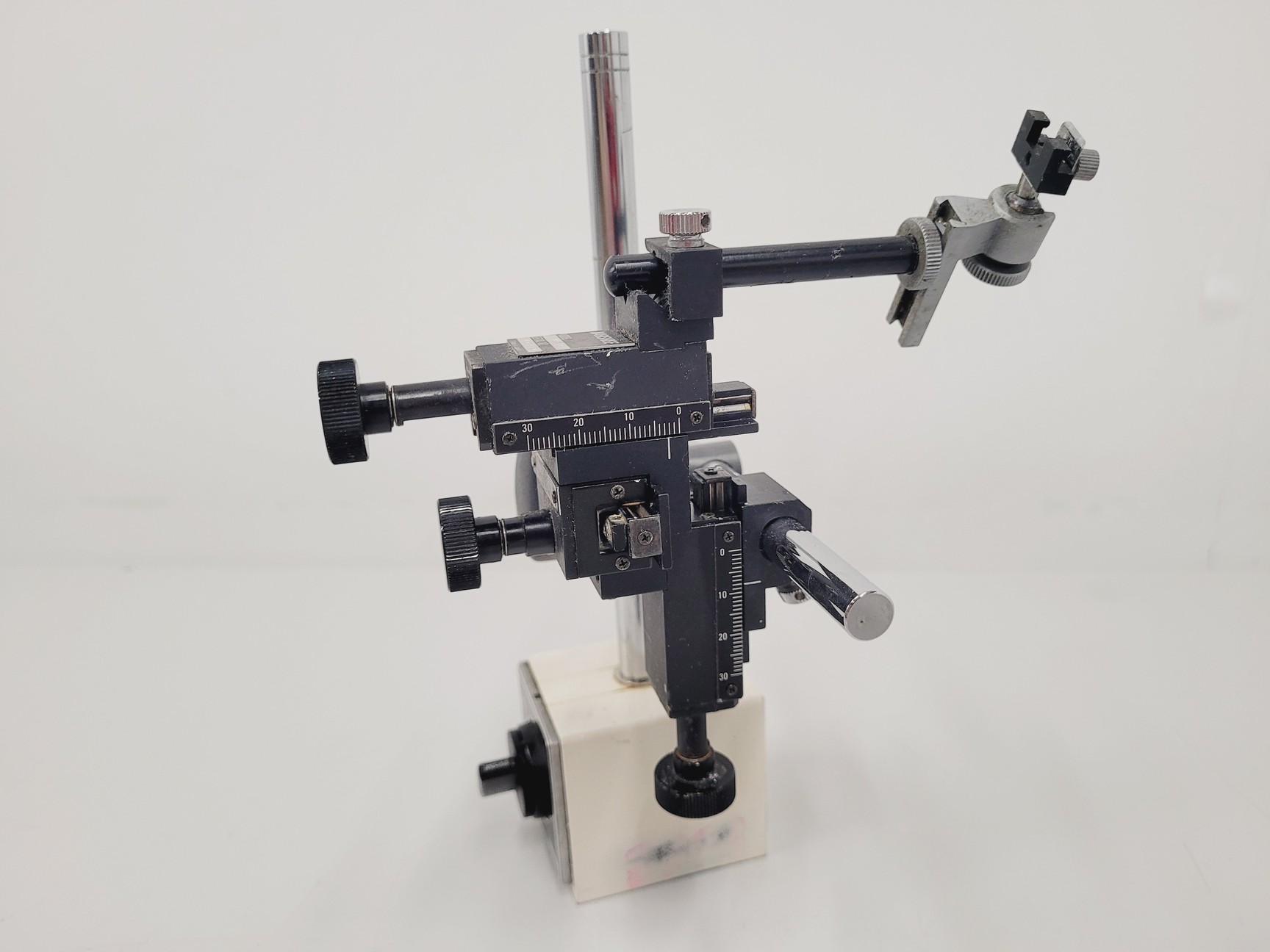 Image of Lot of 3 Narishige 3-axis Micromanipulators on Magnetic Stands M153, M152