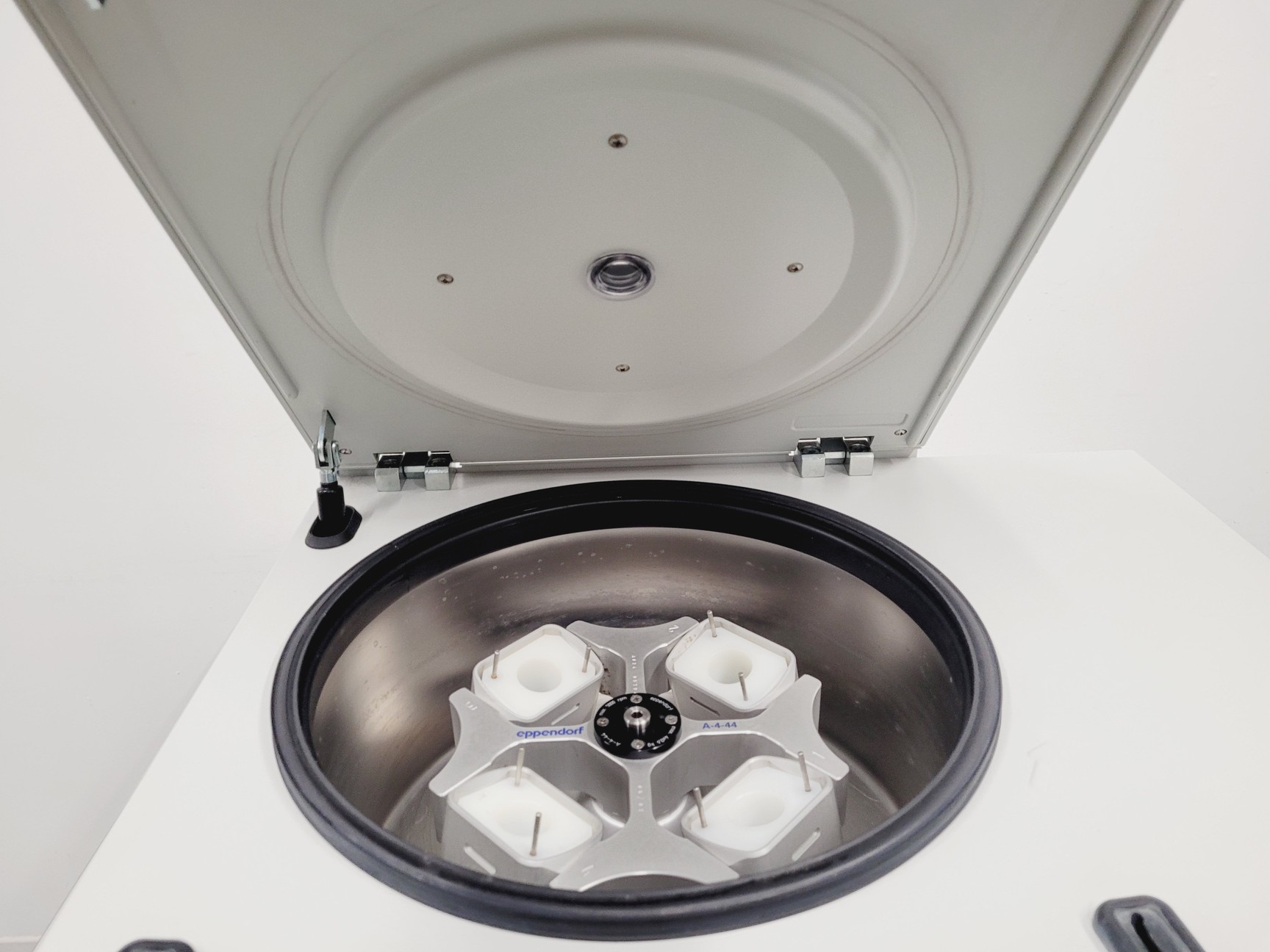 Image of Eppendorf 5804 R Benchtop Refrigerated Centrifuge With Rotor