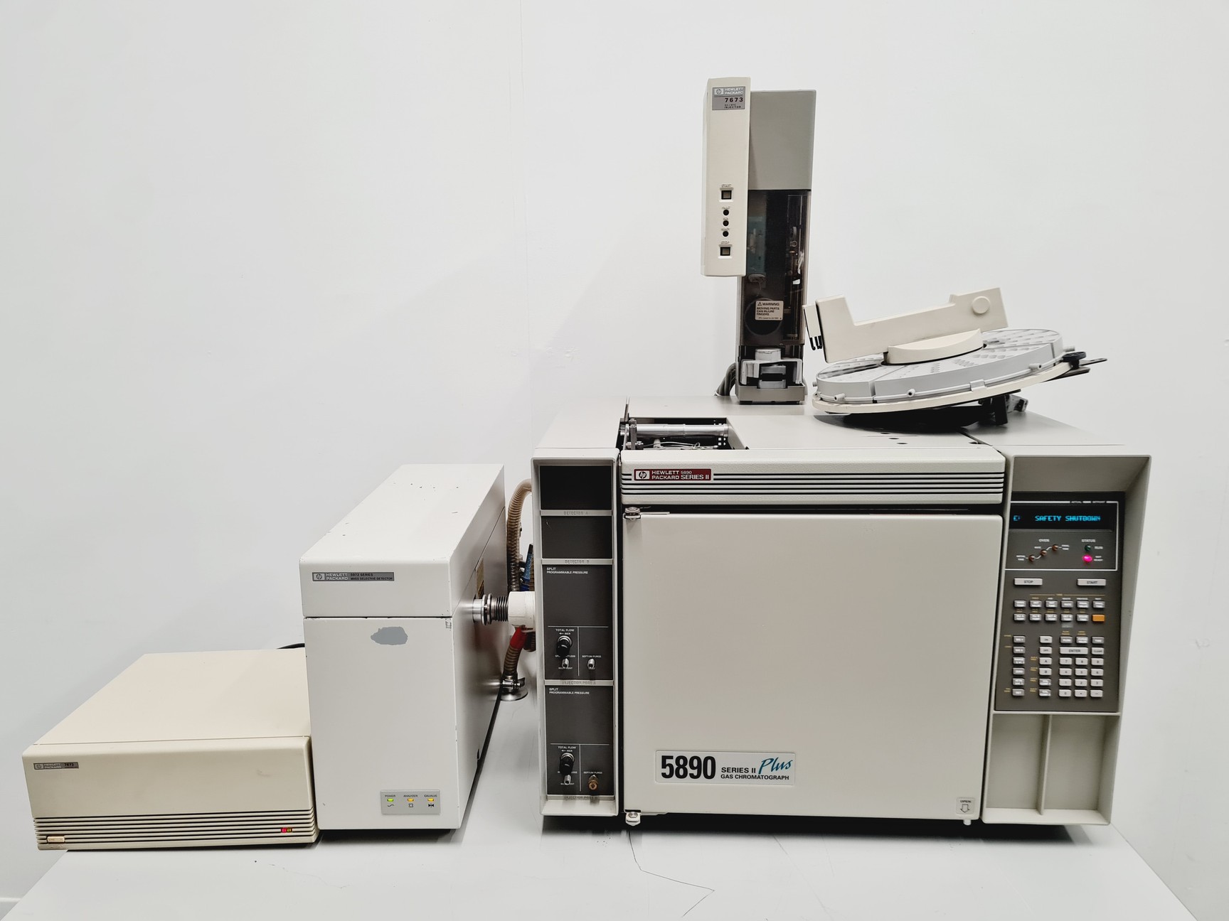 Image of Hewlett Packard 5890 GC System w/ HP 7673 Autosampler, Injector & Controller HP