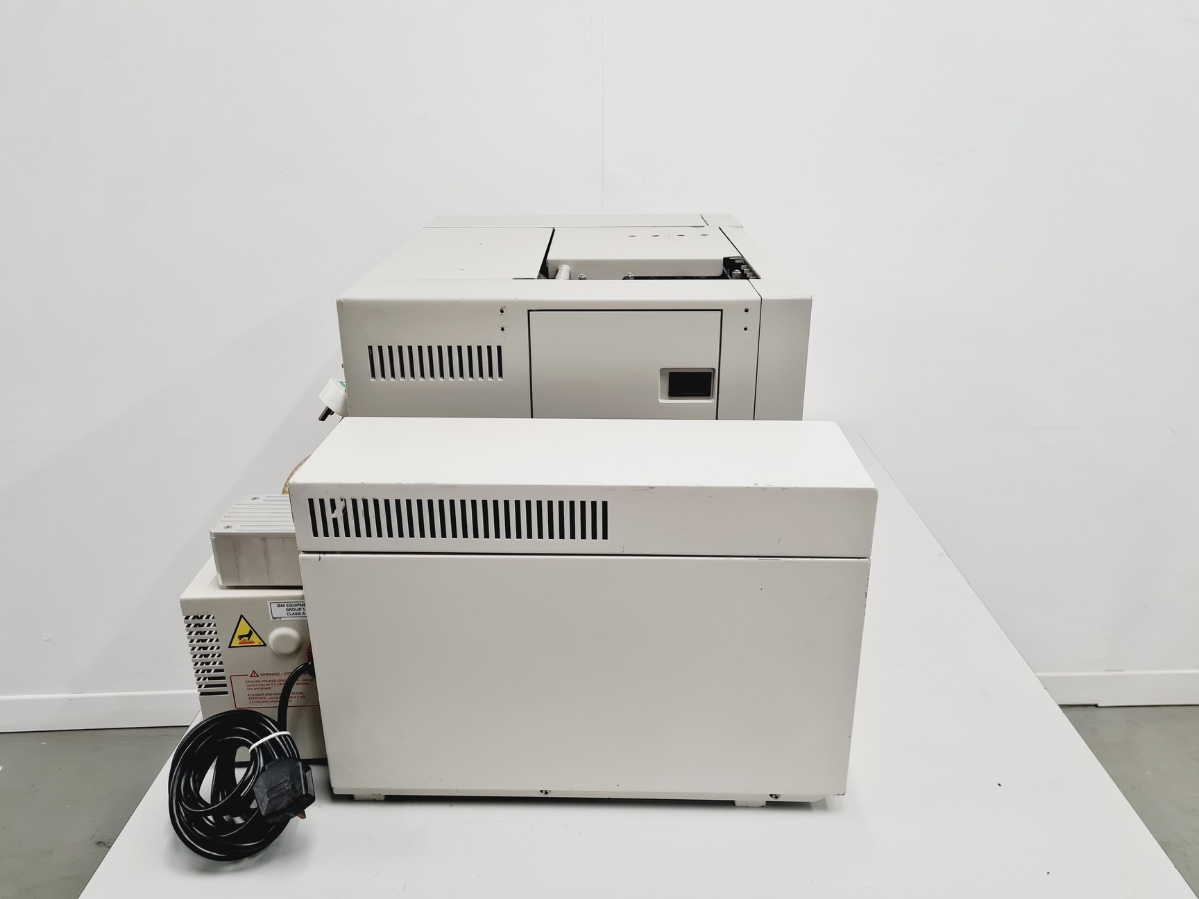 Image of Hewlett Packard 5890 GC System w/ HP 7673 Autosampler, Injector & Controller HP