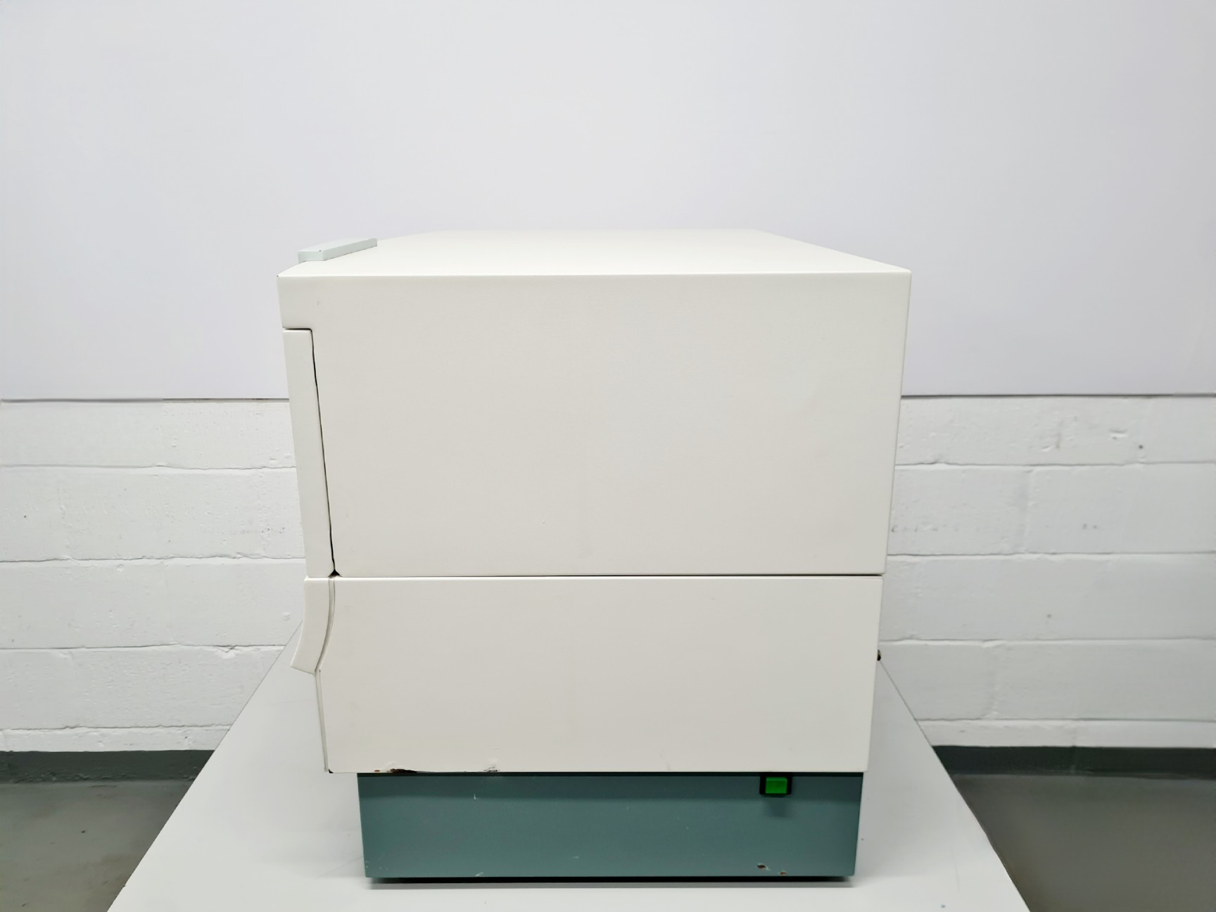 Image of Beckton Dickson BD FACSCalibur Flow Cytometer - Spares/Repair Lab