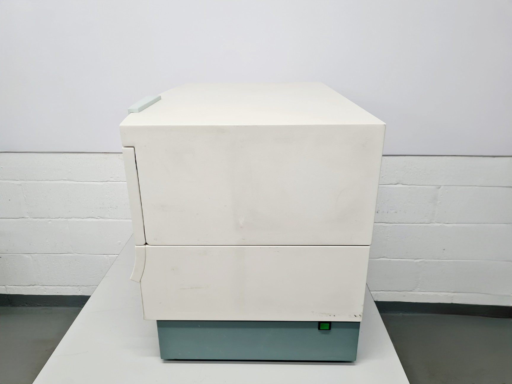 Image of Beckton Dickson BD FACSCalibur Flow Cytometer w/ BD Transformer Lab