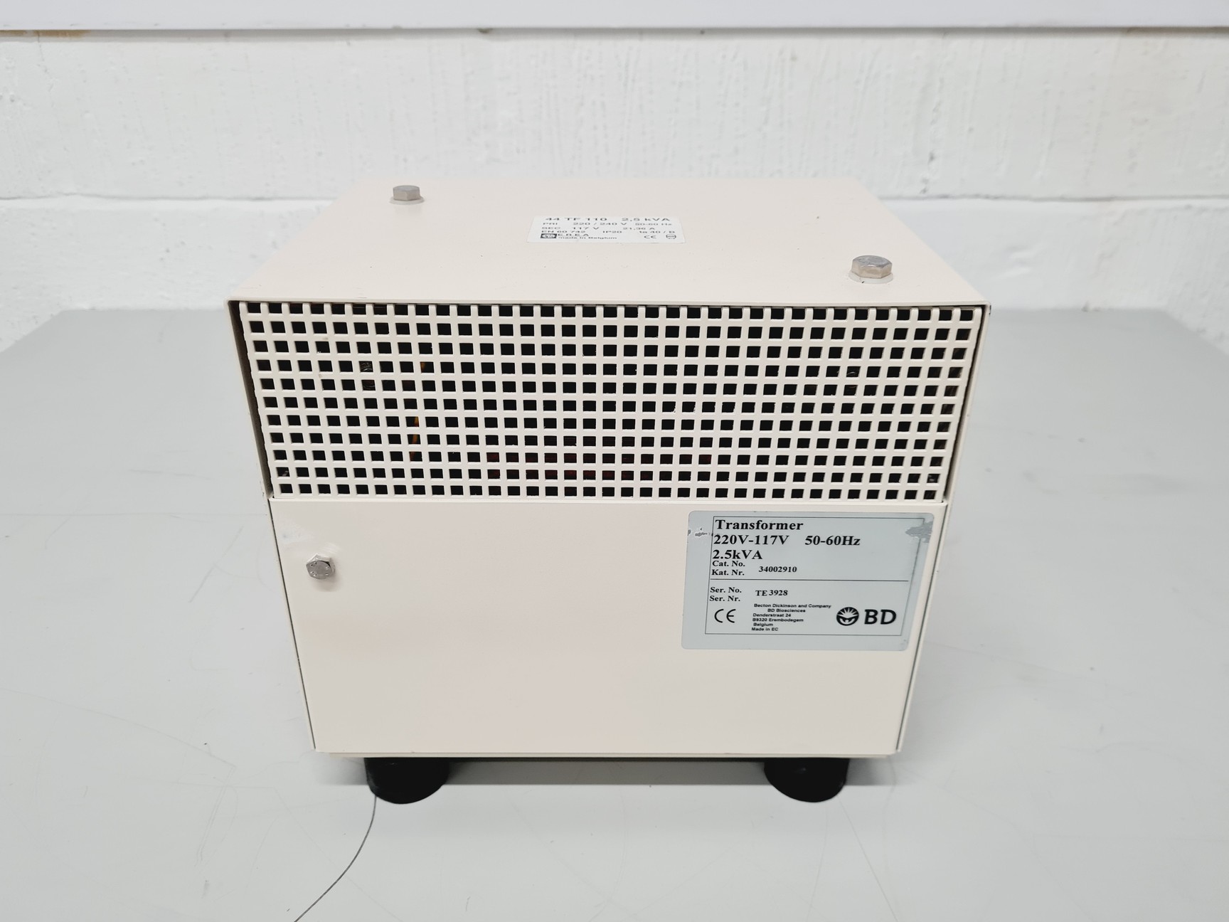 Image of Beckton Dickson BD FACSCalibur Flow Cytometer w/ BD Transformer Lab