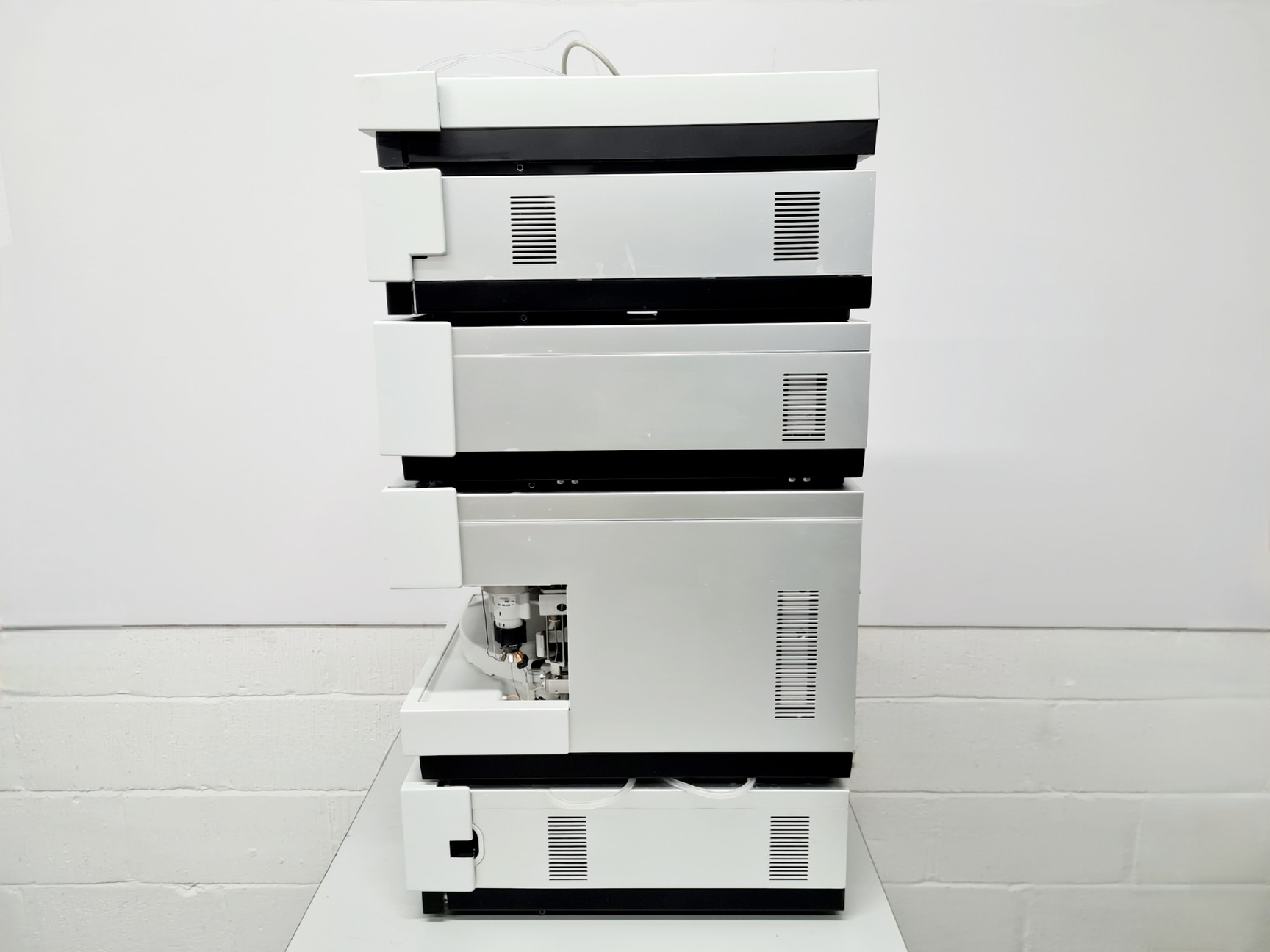 Image of Dionex UltiMate 3000 HPLC System VWD, Pump, Autosampler, Column Compartment Lab
