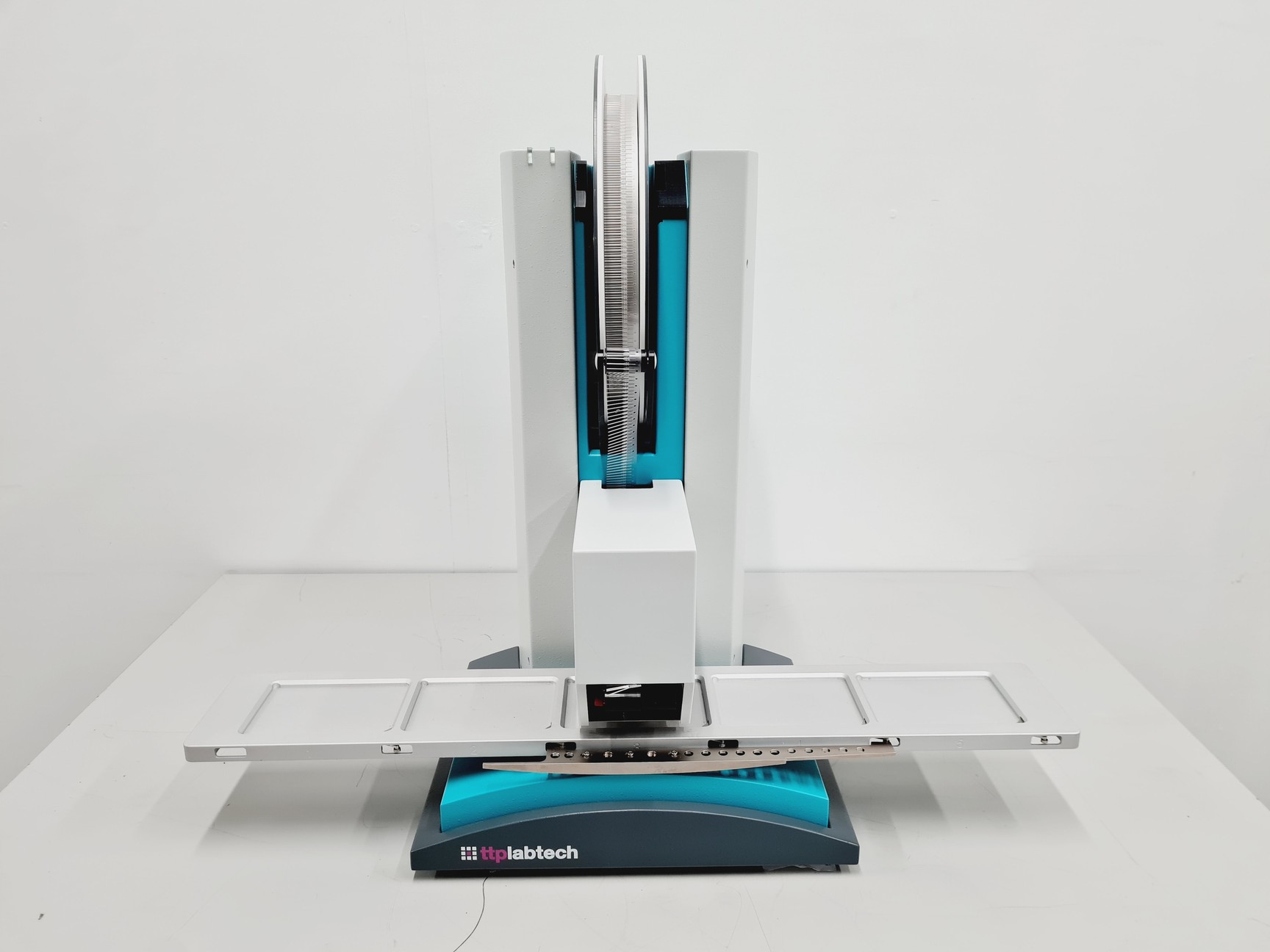 Image of TTPLabtech Mosquito HTS LV Liquid Handling System Lab