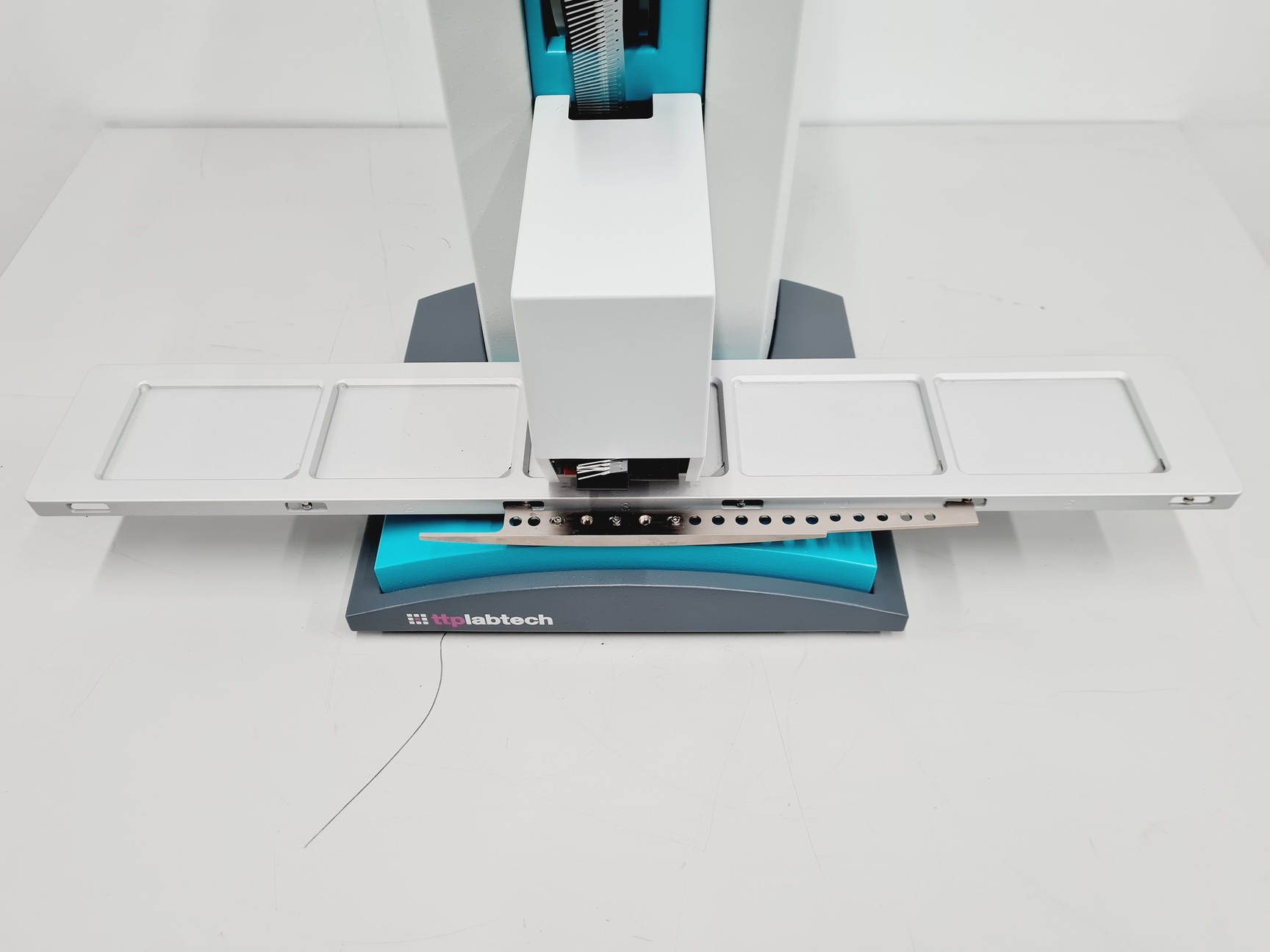 Image of TTPLabtech Mosquito HTS LV Liquid Handling System Lab