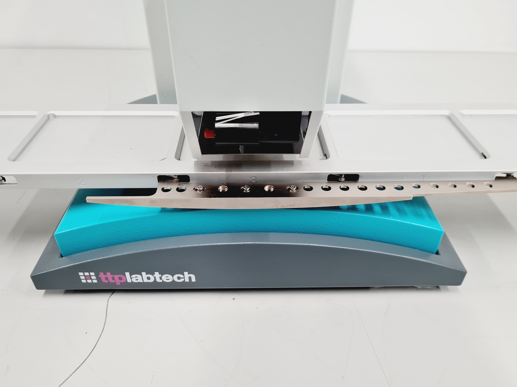 Image of TTPLabtech Mosquito HTS LV Liquid Handling System Lab