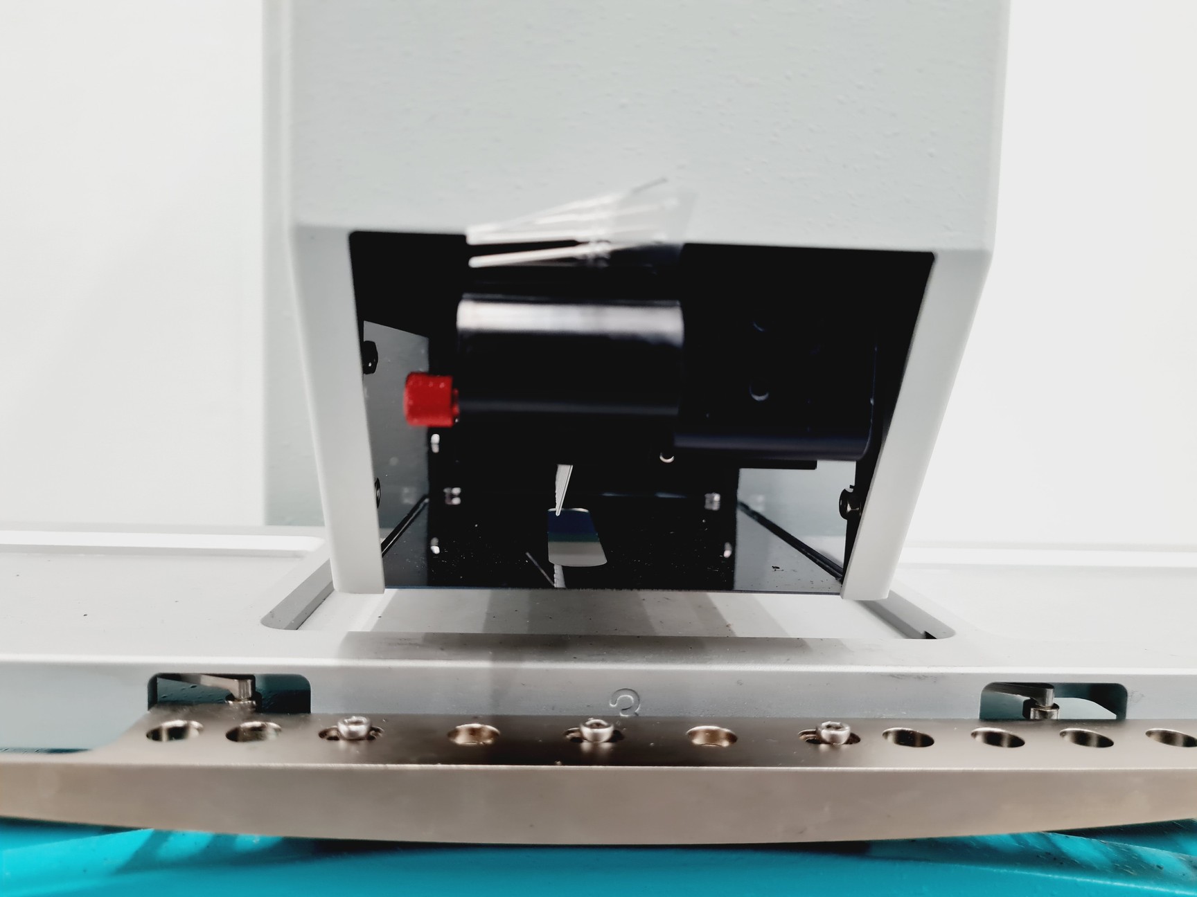 Image of TTPLabtech Mosquito HTS LV Liquid Handling System Lab