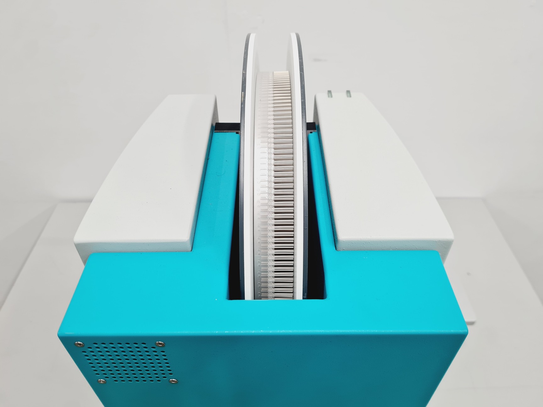 Image of TTPLabtech Mosquito HTS LV Liquid Handling System Lab