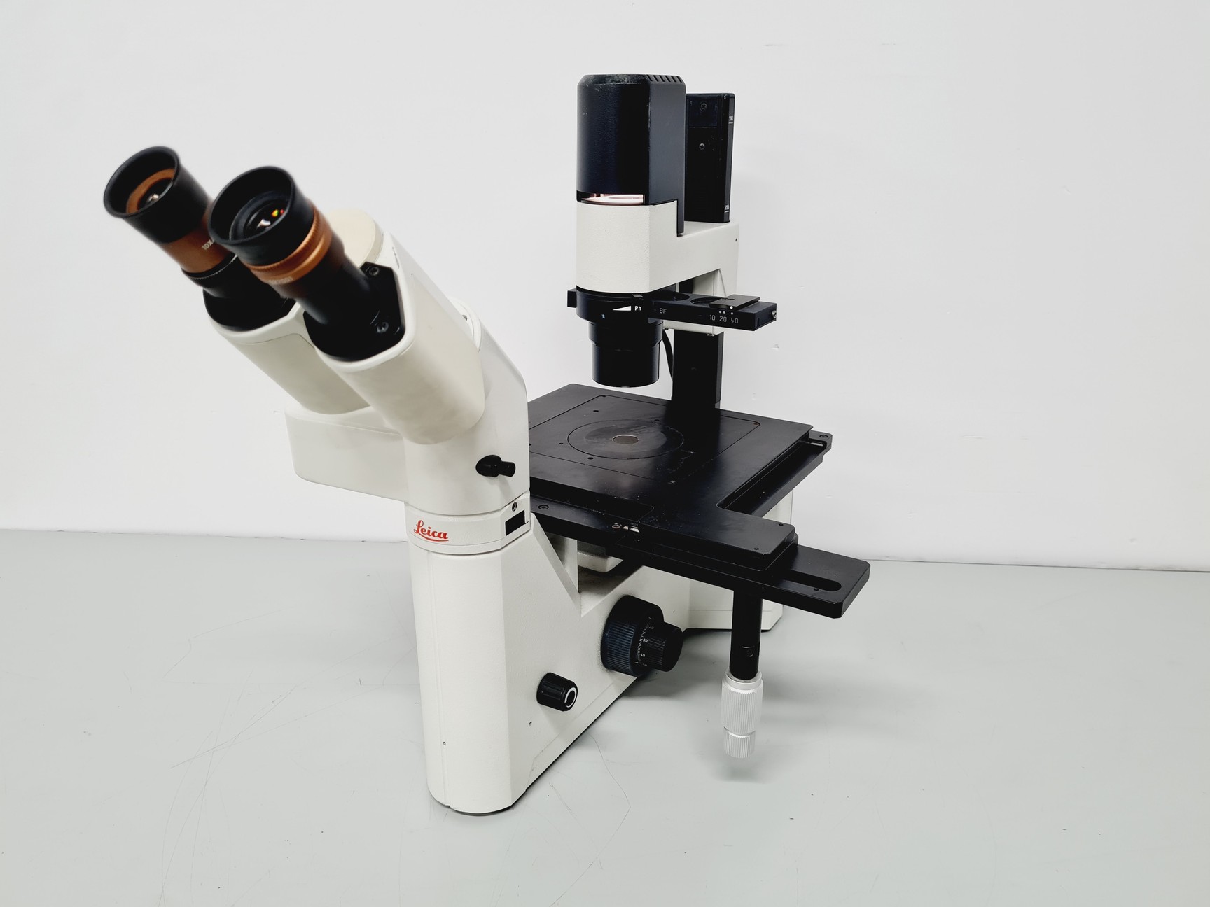 Image of Leica Type 090-135.008-000 Inverted Microscope w/ 4 x Objectives 4x/10x/20x Lab