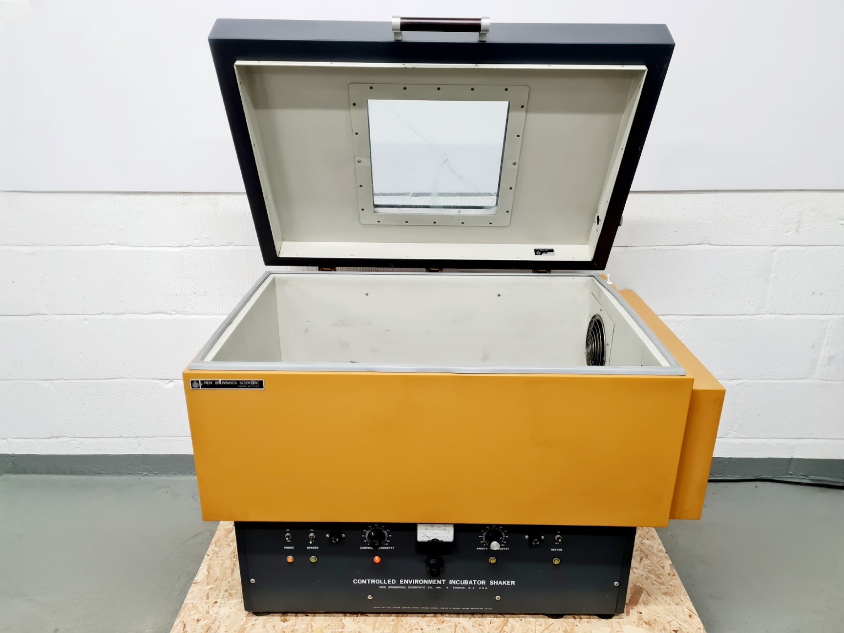 Image of New Brunswick Scientific Co G-25 Shaking Incubator Lab
