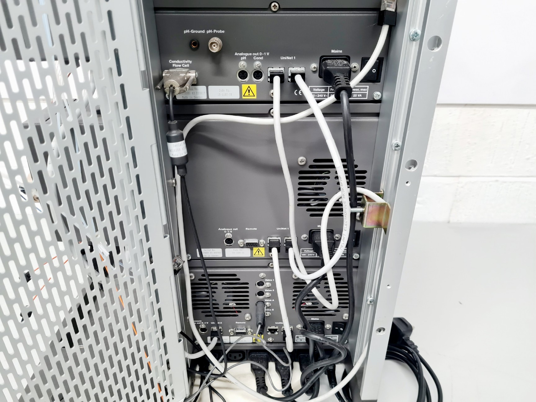 Image of AKTA Purifier pH/C-900, UV-900, P-90, Box-900, Frac-900 HPLC System Lab