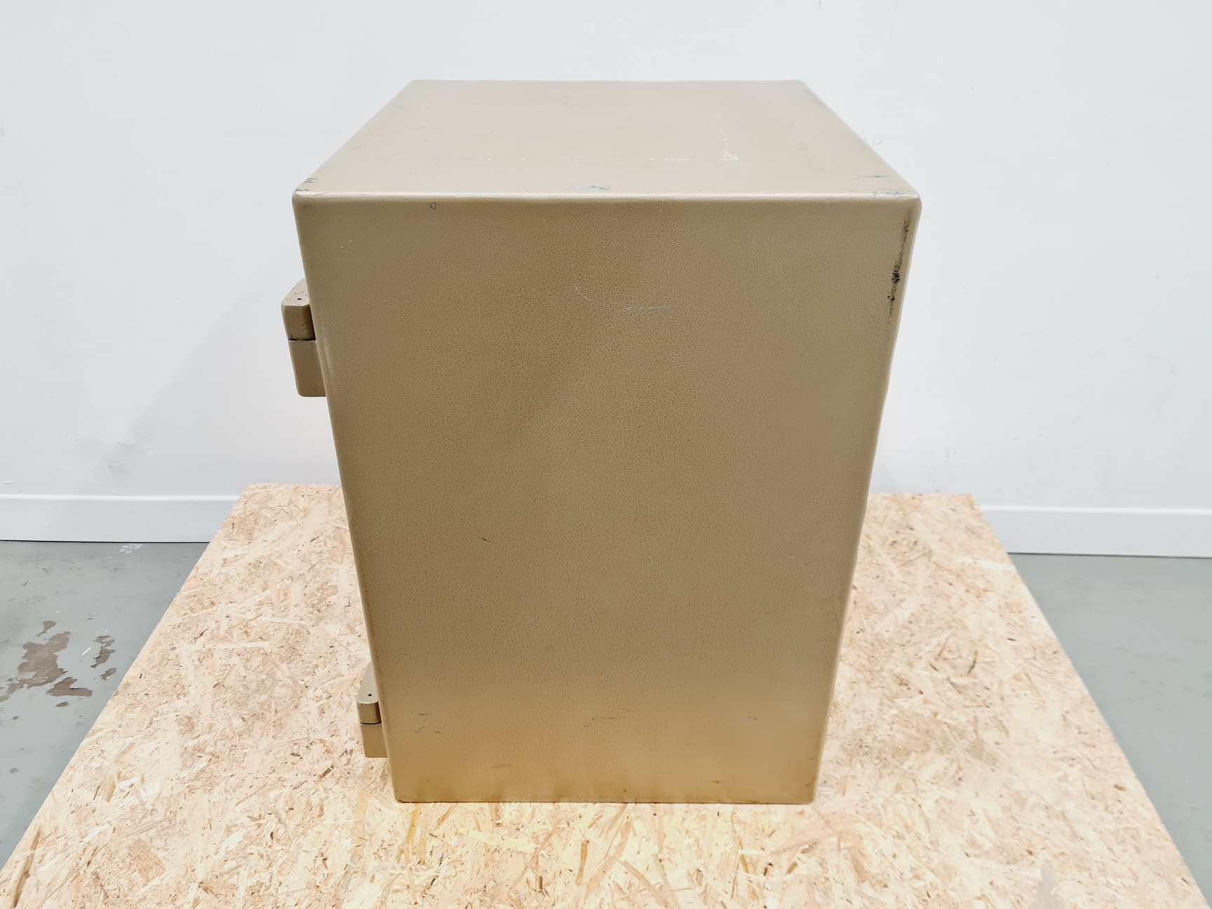 Image of Dudley Safes Heavy Duty Safe w/ Key