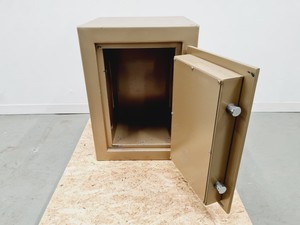 Thumbnail image of Dudley Safes Heavy Duty Safe w/ Key