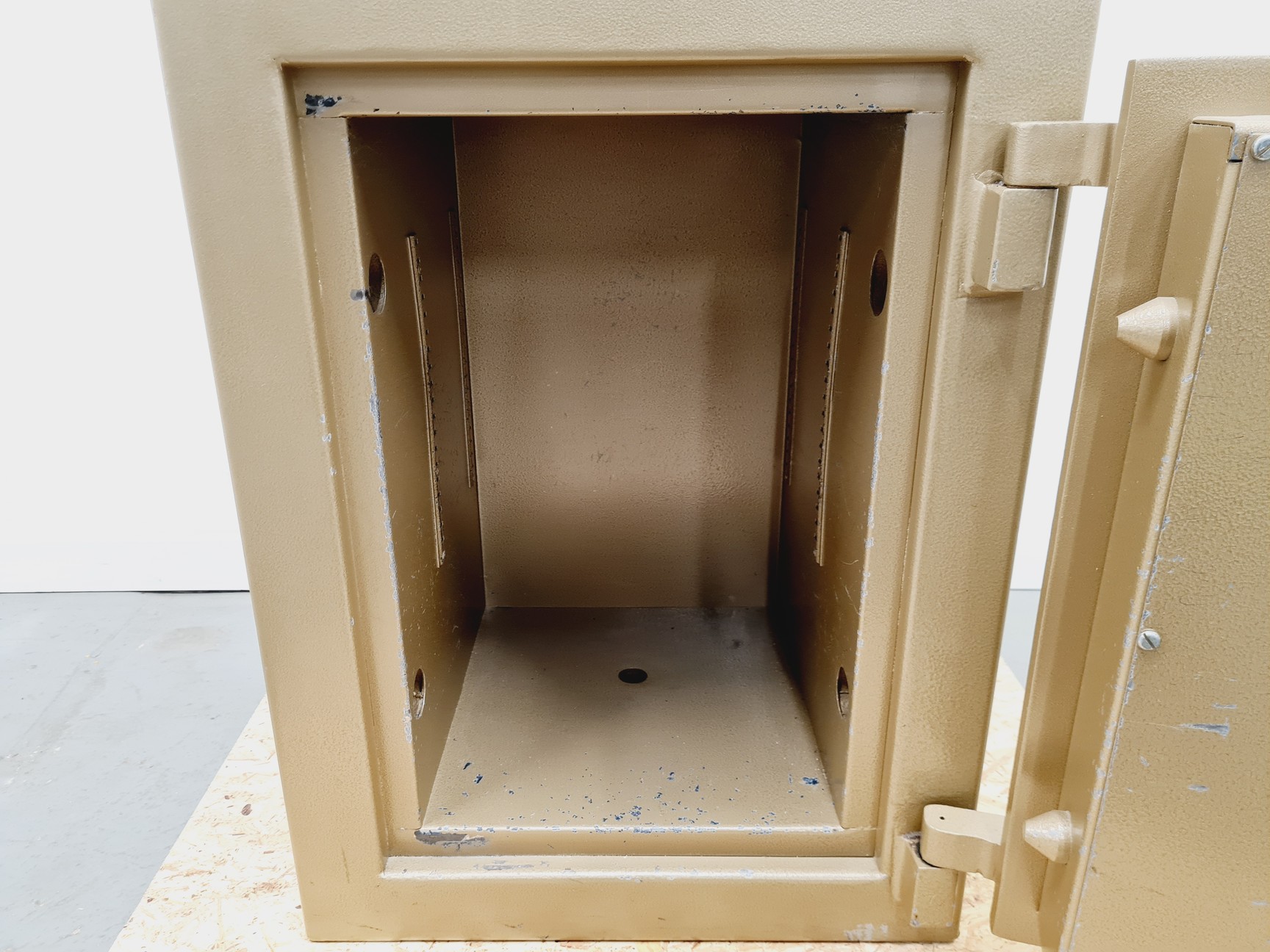 Image of Dudley Safes Heavy Duty Safe w/ Key