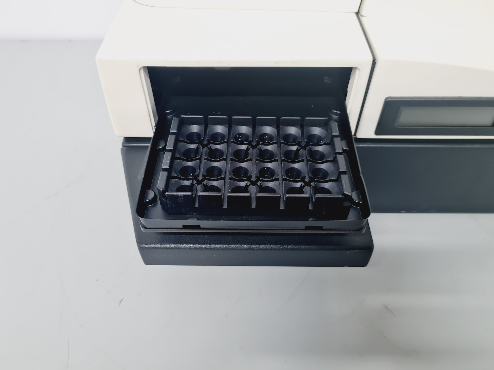Image of Seahorse Bioscience XF24 Extracellular Flux Analyzer Cell Counter w/ SoftwareLab