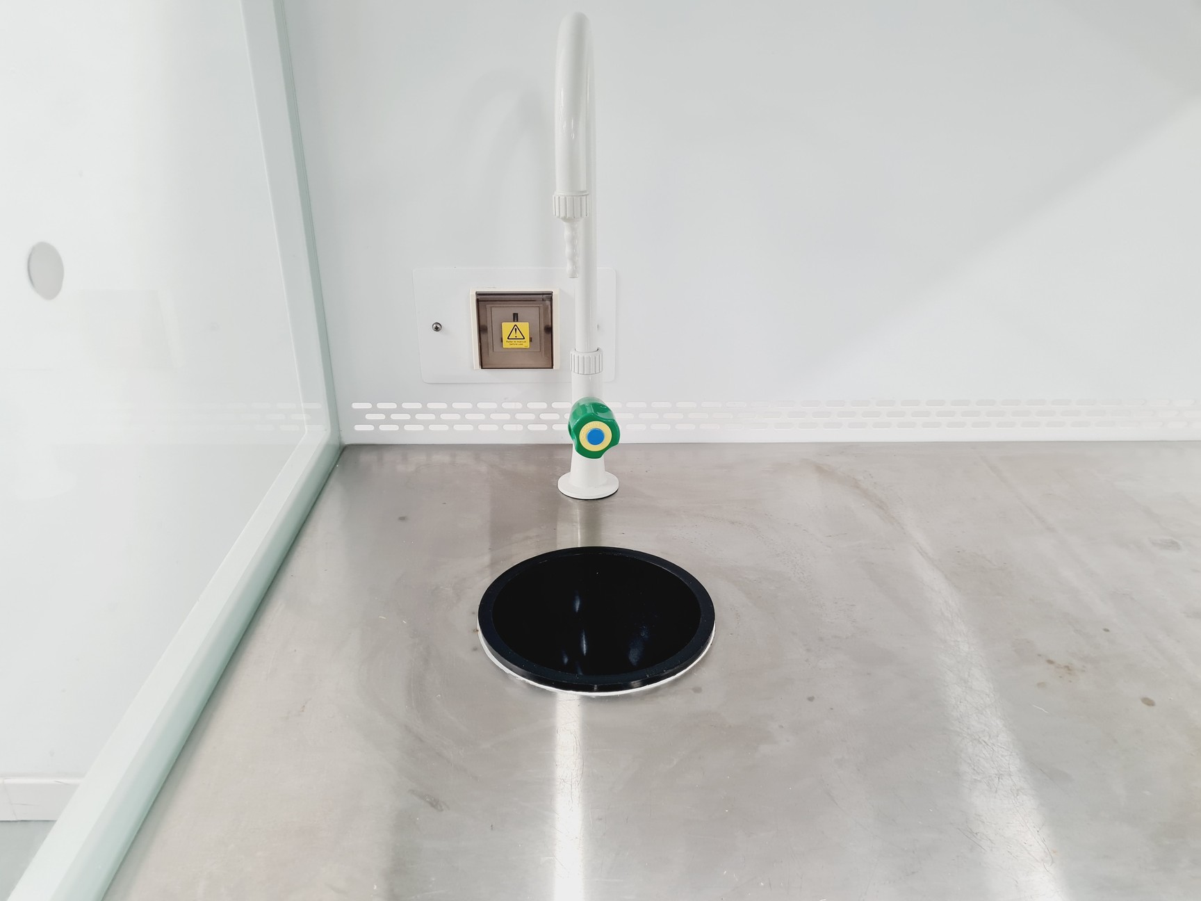 Image of Esco Ductless Fume Cabinet Model ADC-4B1 w/ BCC-4B0 Cabinet Lab