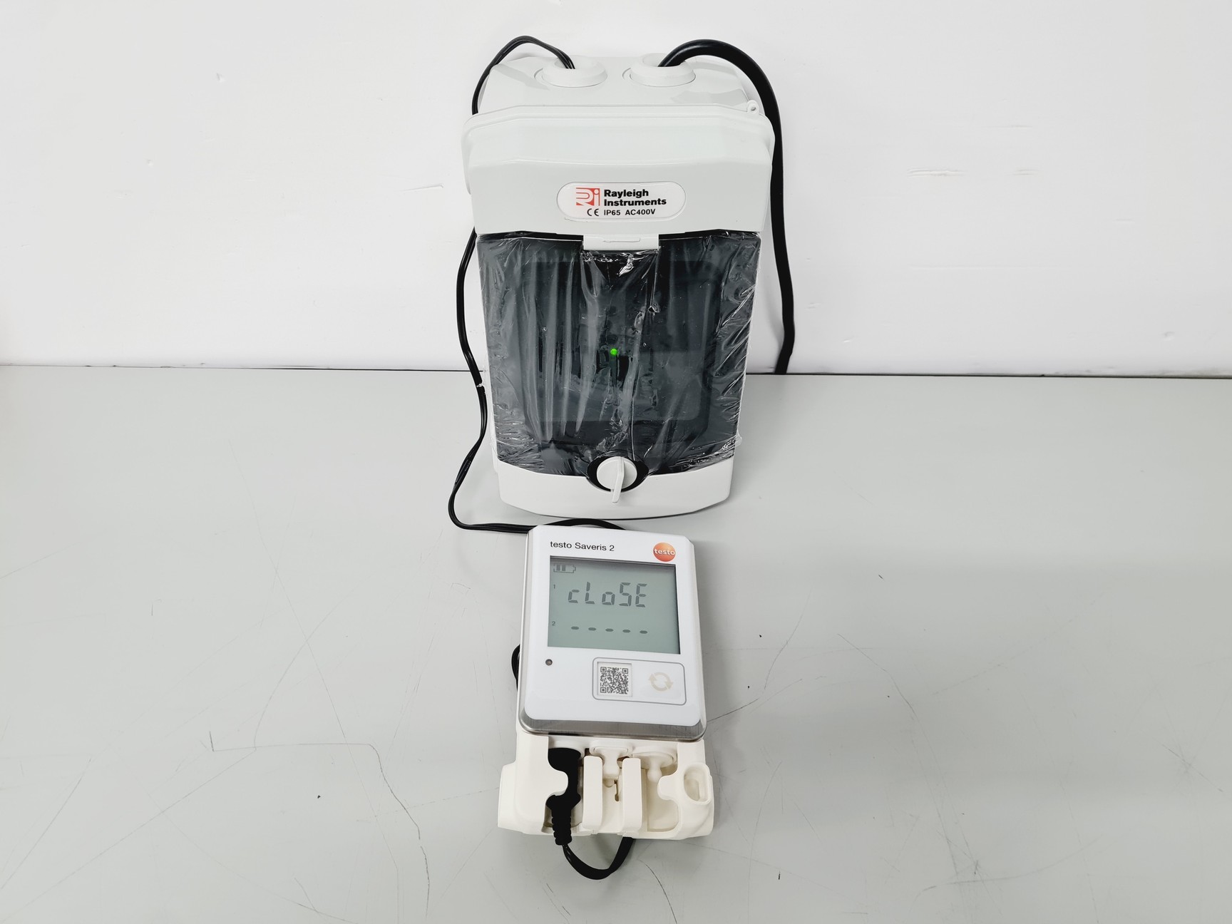 Image of 4 x Testo Saveris 2 T2 + T3 Wifi Data Loggers w/ 2 x Rayleigh Instruments IP65 