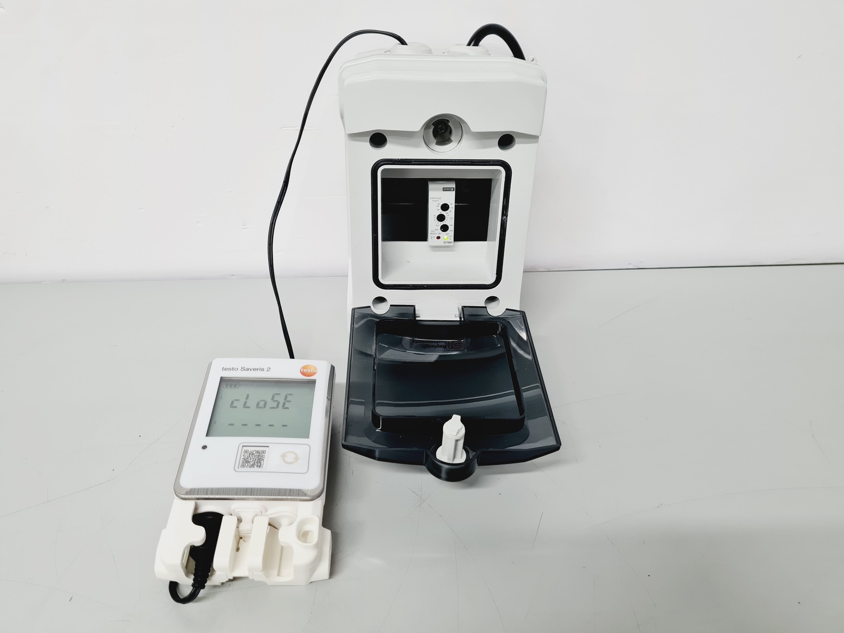 Image of 4 x Testo Saveris 2 T2 + T3 Wifi Data Loggers w/ 2 x Rayleigh Instruments IP65 